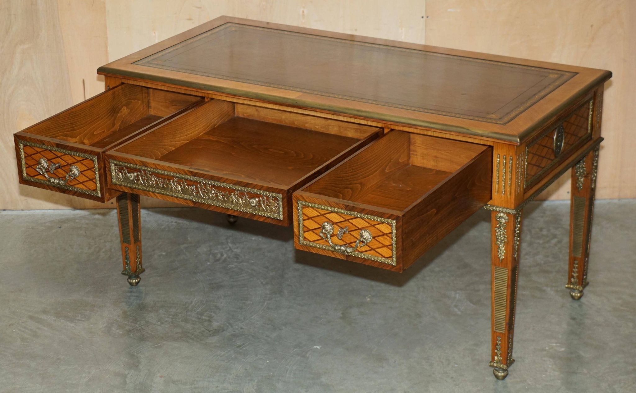 Bureau Plat Restauré Louis XVI Orné d'Ormolu Fin XIXe Siècle