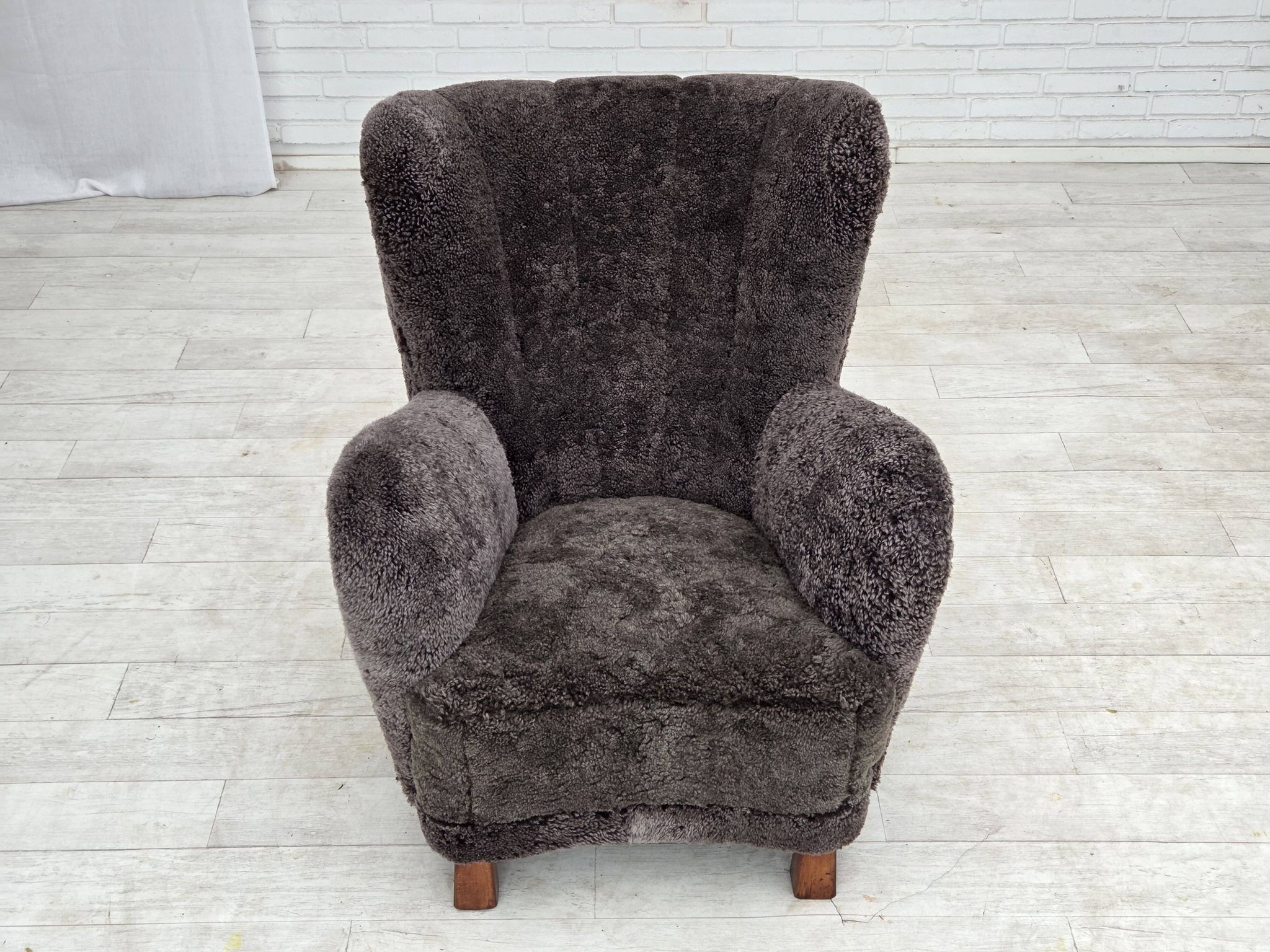 Années 1960, design danois, fauteuil rembourré, véritable peau de mouton.