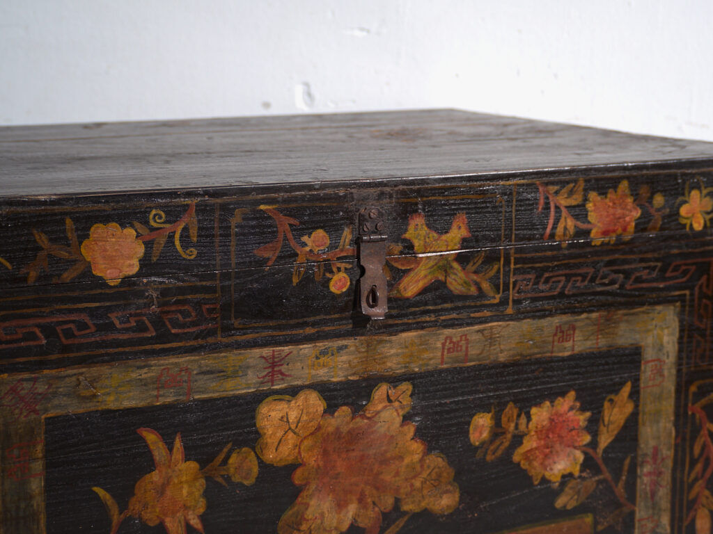 Coffre ancien peint en bois de pin – Chine, vers 1900