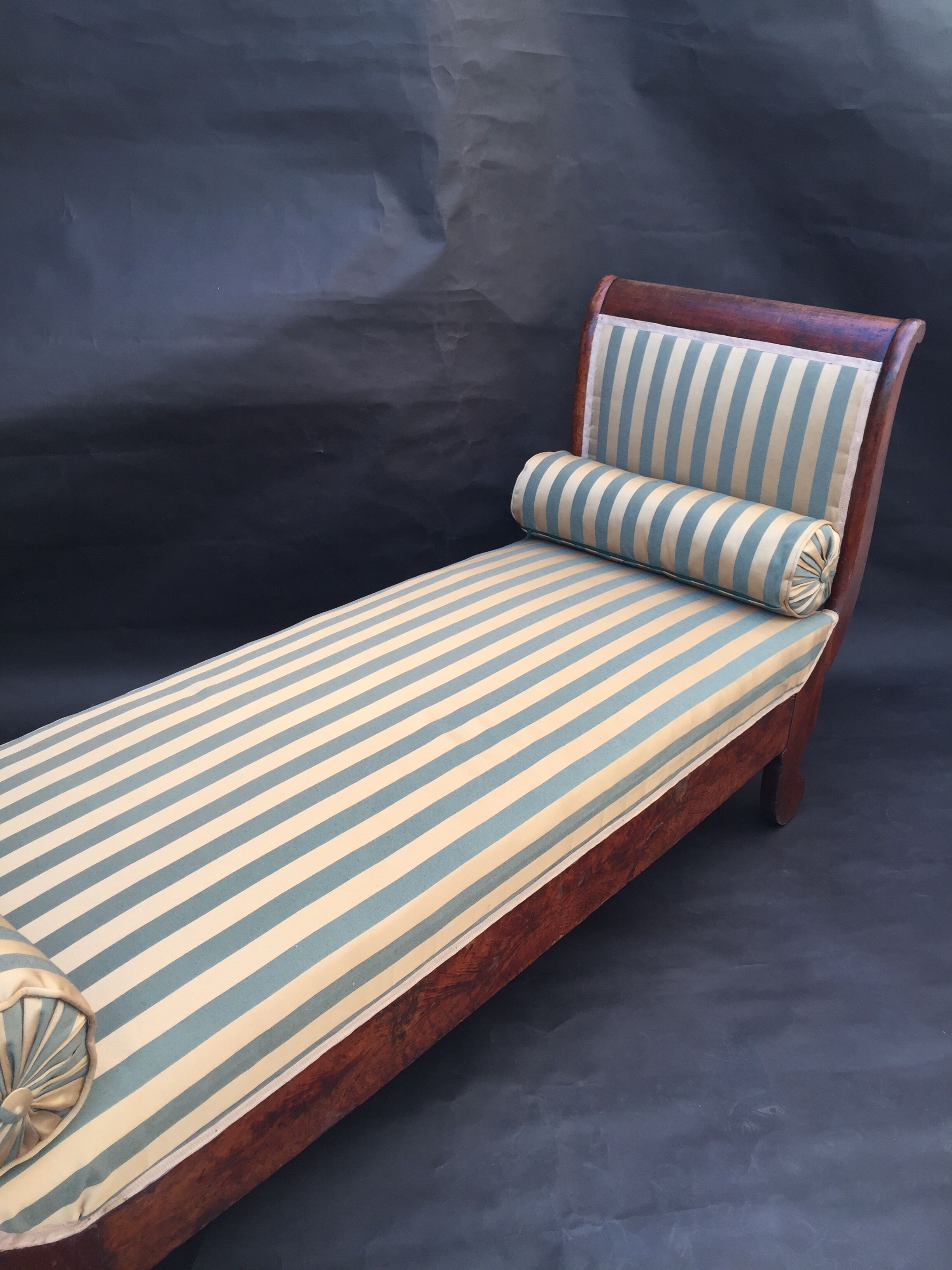 Walnut recamier bench Napoleon III daybed mid-nineteenth century