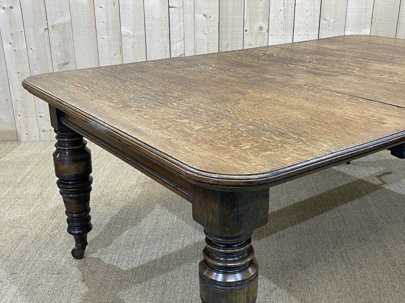 English nineteenth oak table with 1 crank extension