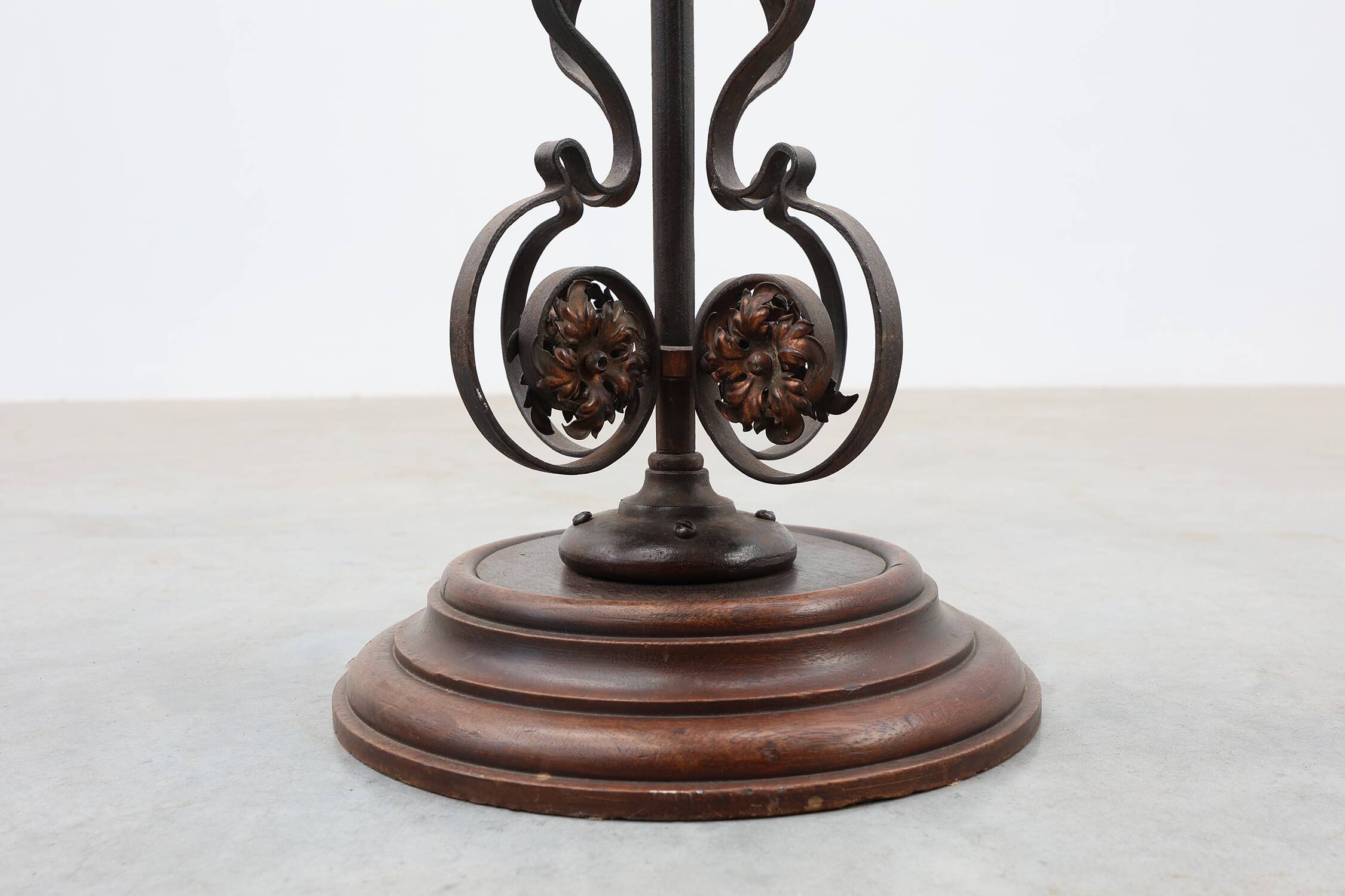 Art Nouveau planter in metal and copper, France ca. 1905