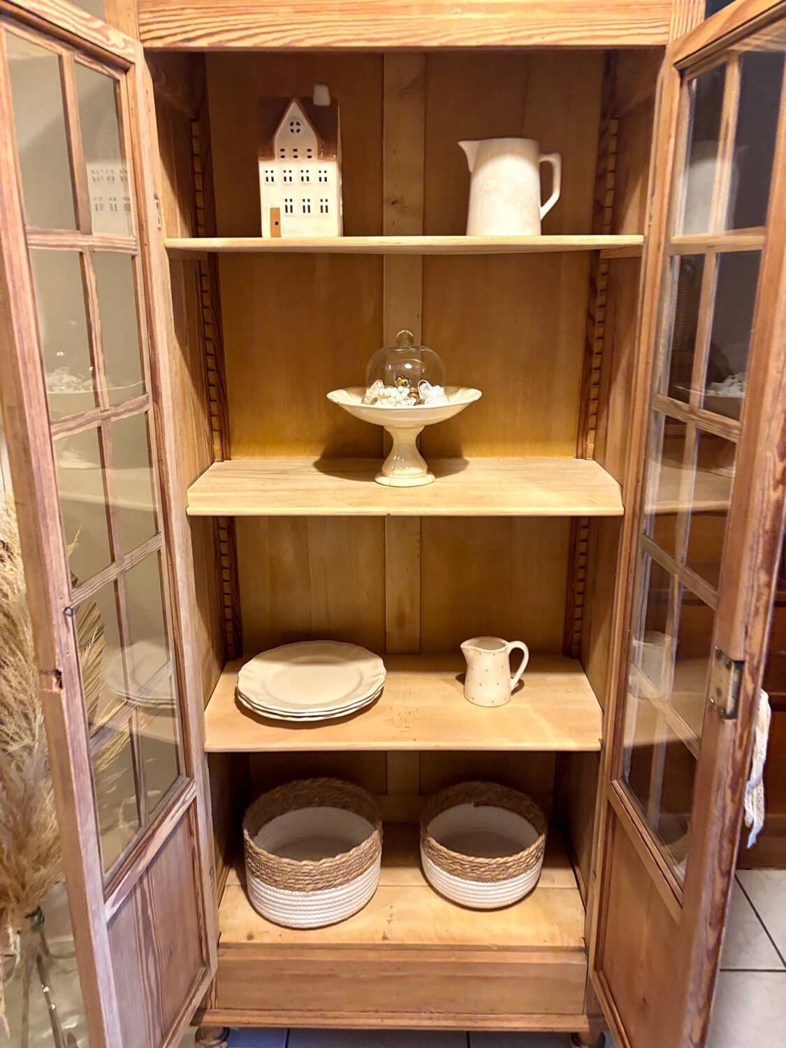 Parisian showcase pitchpin