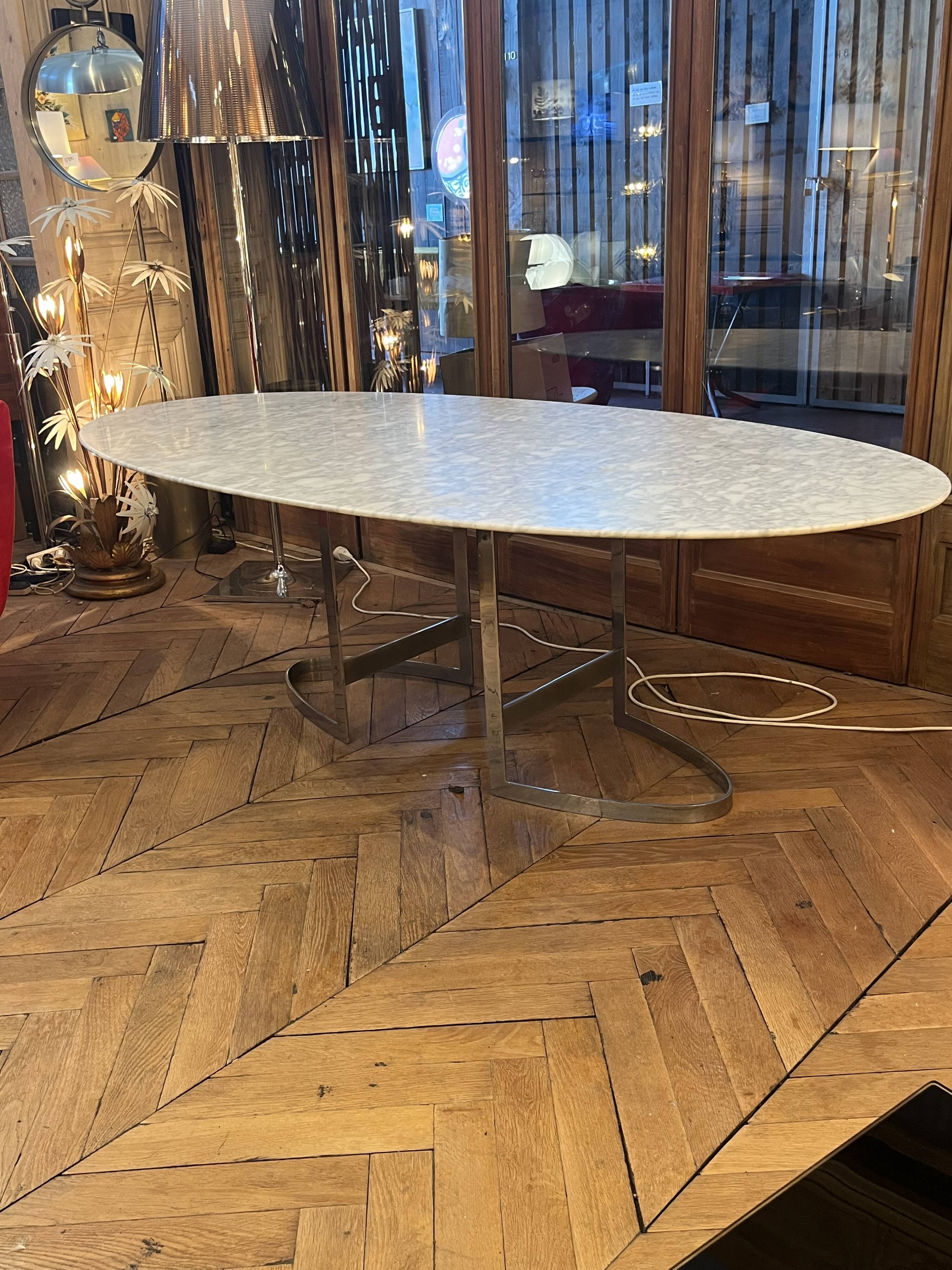 Oval table designed by Vittorio Introini, published by the Fratelli house.