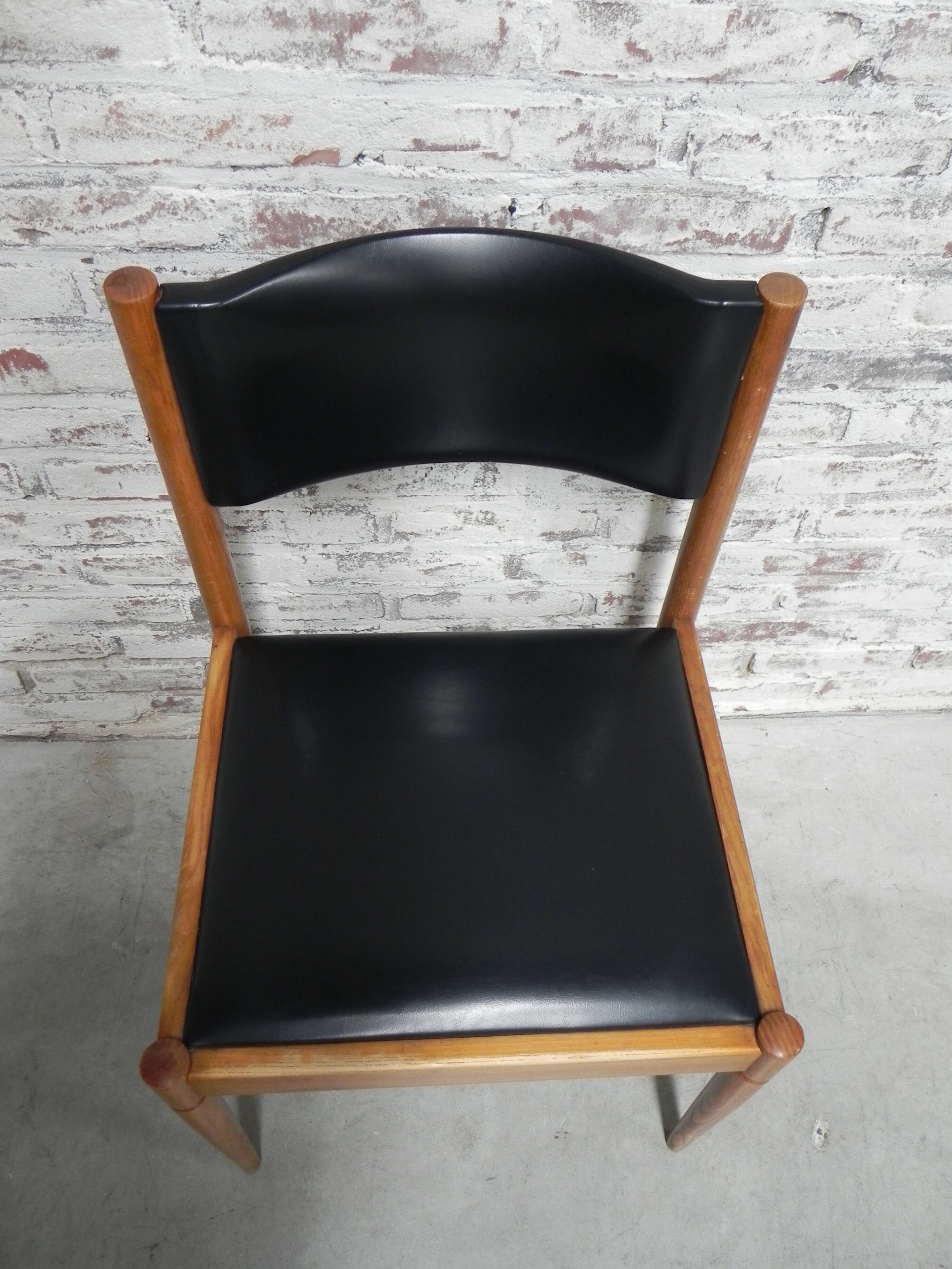 4 vintage chairs upholstered with skai