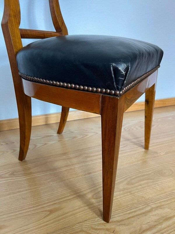 Chaise Pelle Biedermeier en placage de noyer et cuir noir, Autriche, années 1820.