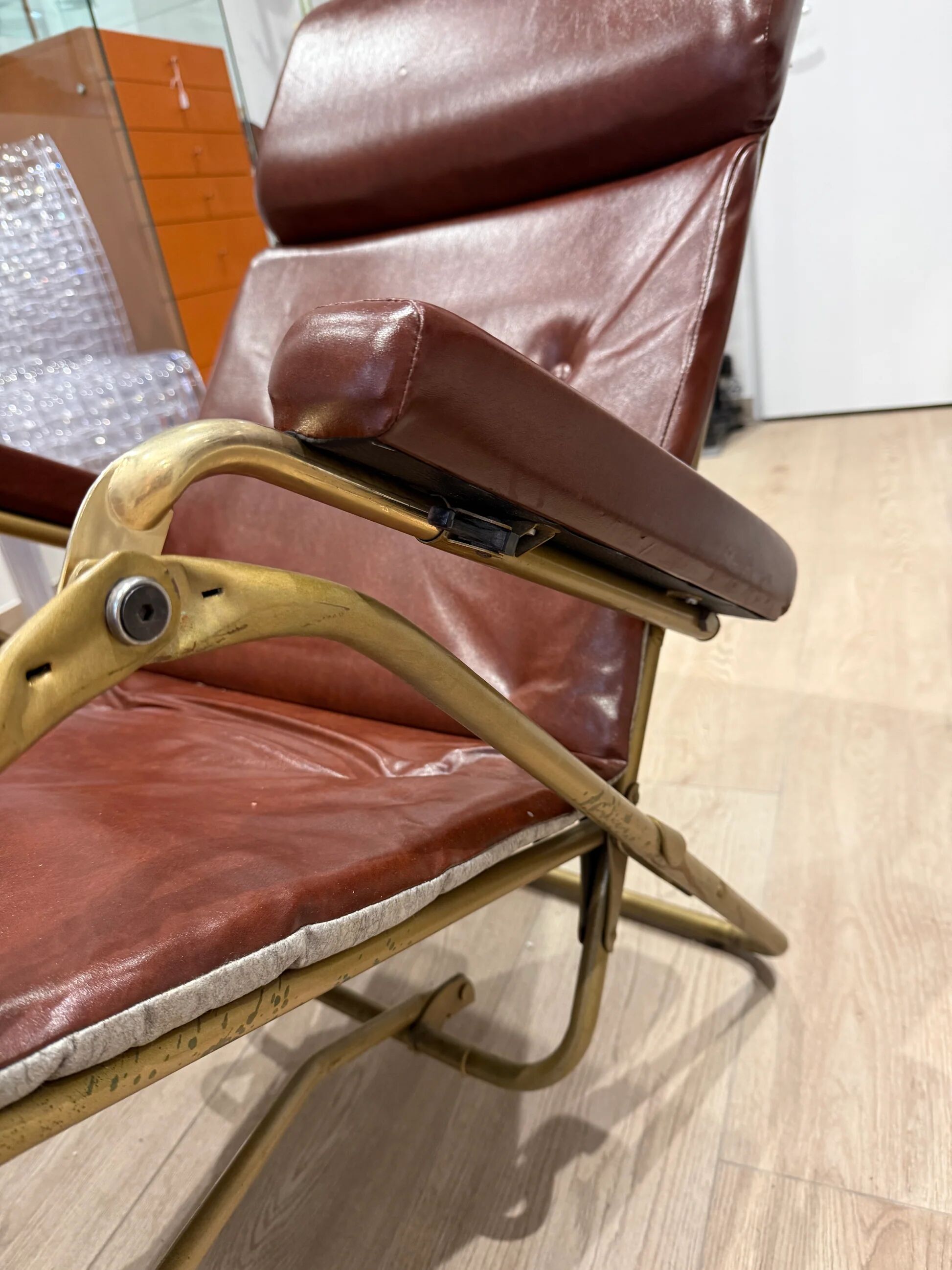 Reclining armchair in brown leather with tubular frame – Italy – 1960s/1970s