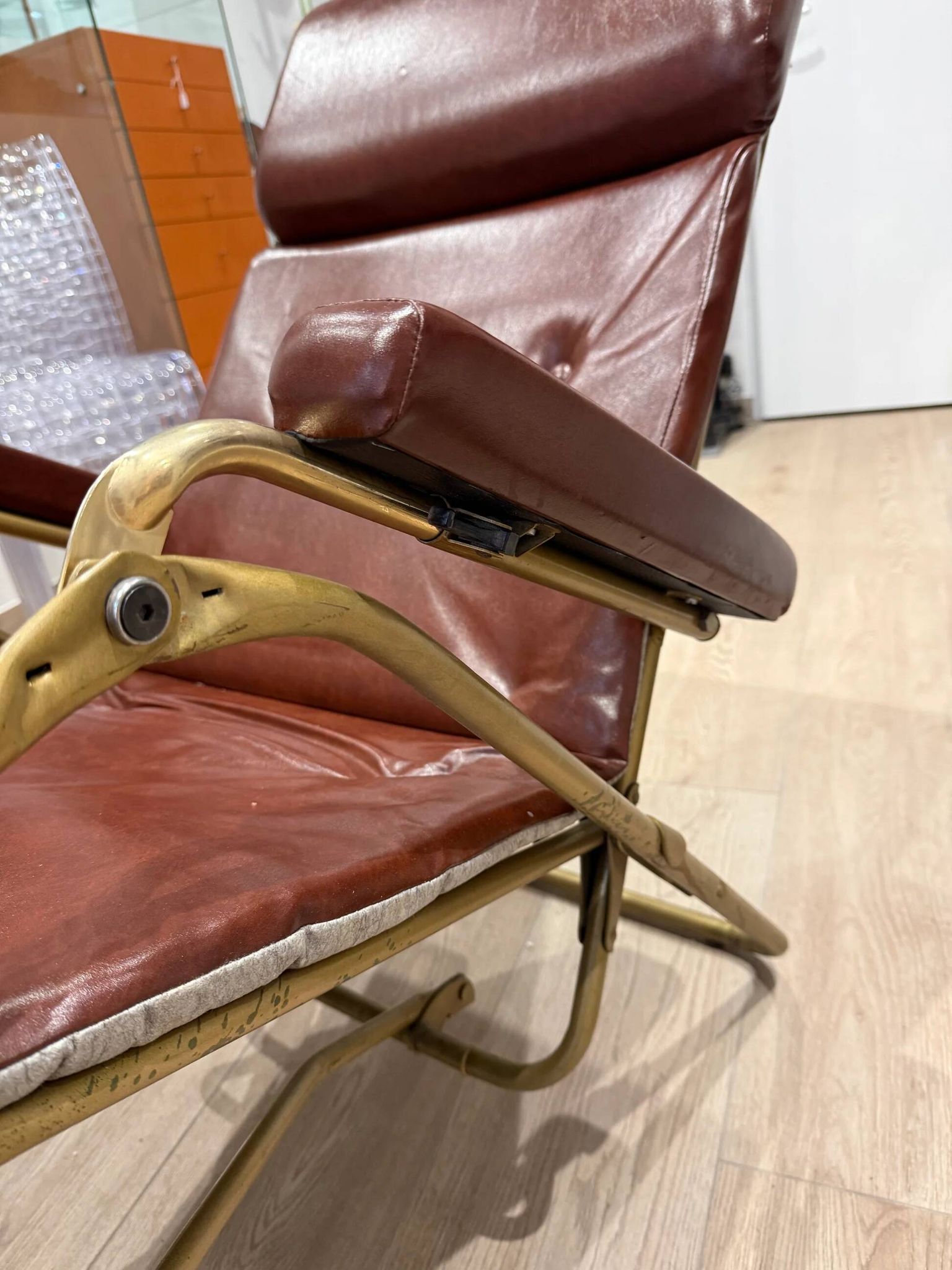 Reclining armchair in brown leather with tubular frame – Italy – 1960s/1970s