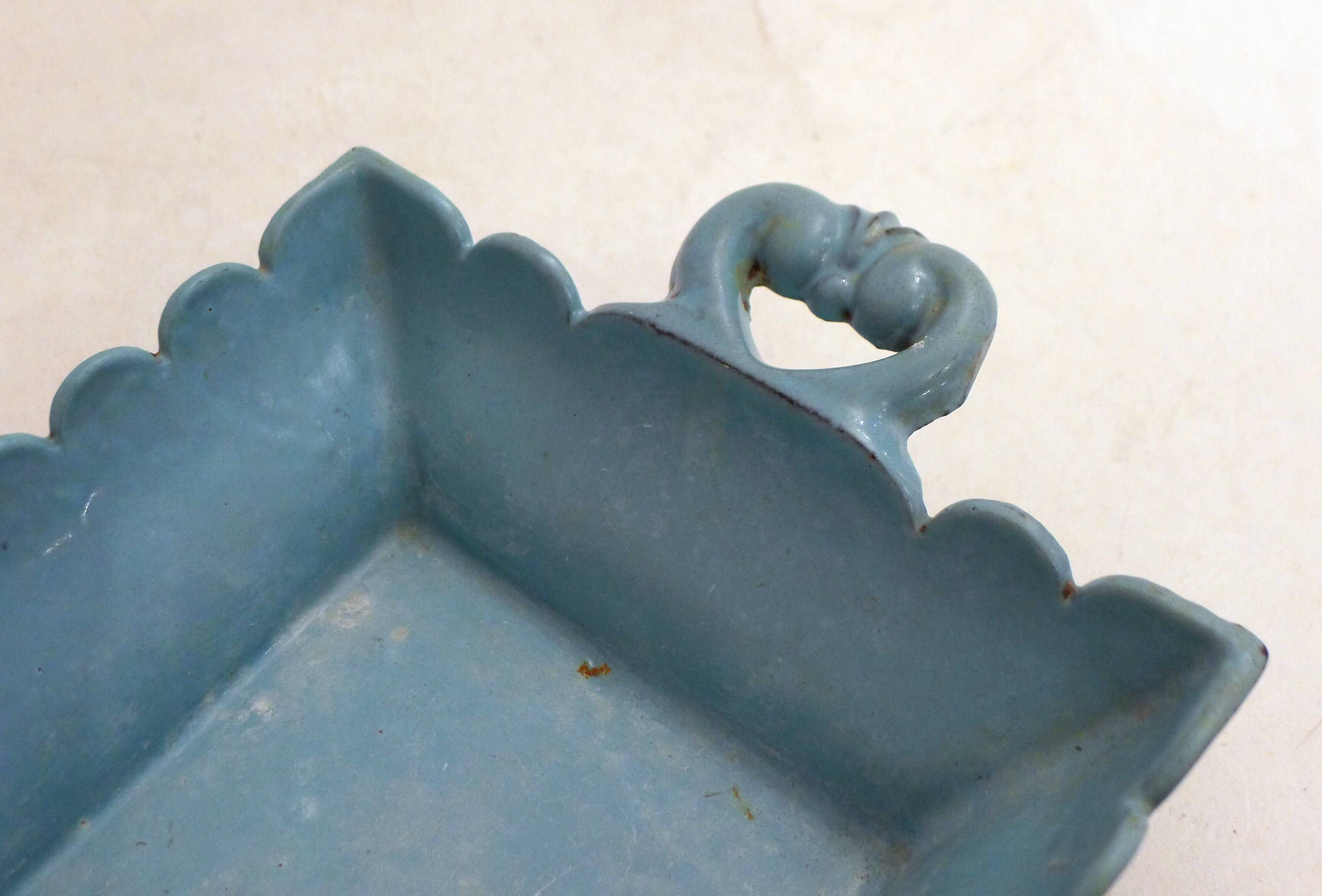 Large catch-all (former spittoon!) in enamelled cast iron from the early 20th century.