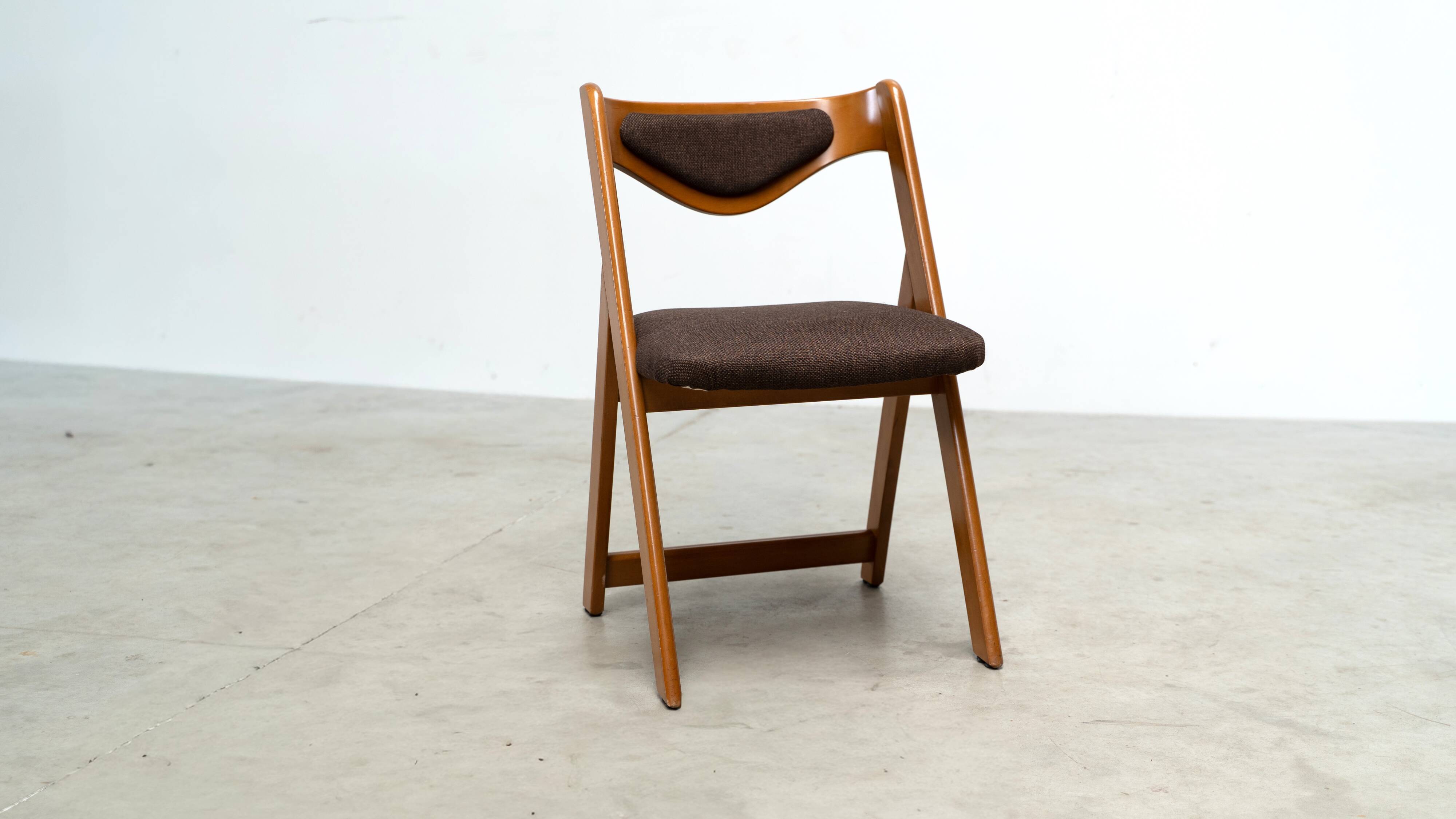 Ensemble de six chaises de salle à manger sculpturales italiennes.