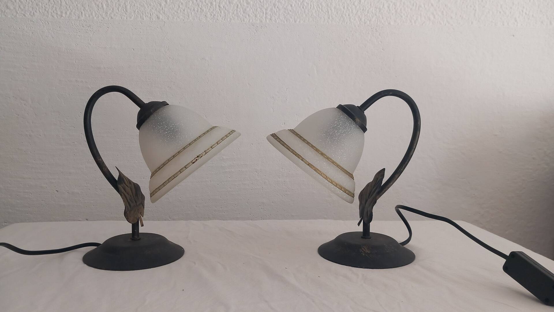 Pair of lamps in iron and satin glass – Florentine style / Art Nouveau
