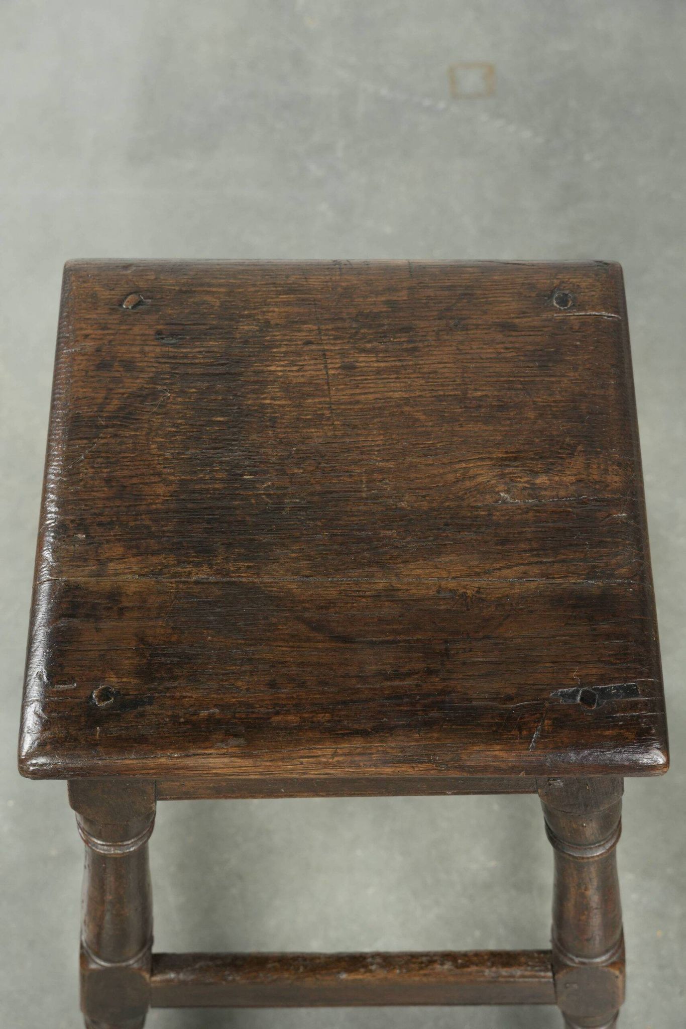 Tabouret en chêne anglais ancien / tabouret à joints du XVIIIe siècle