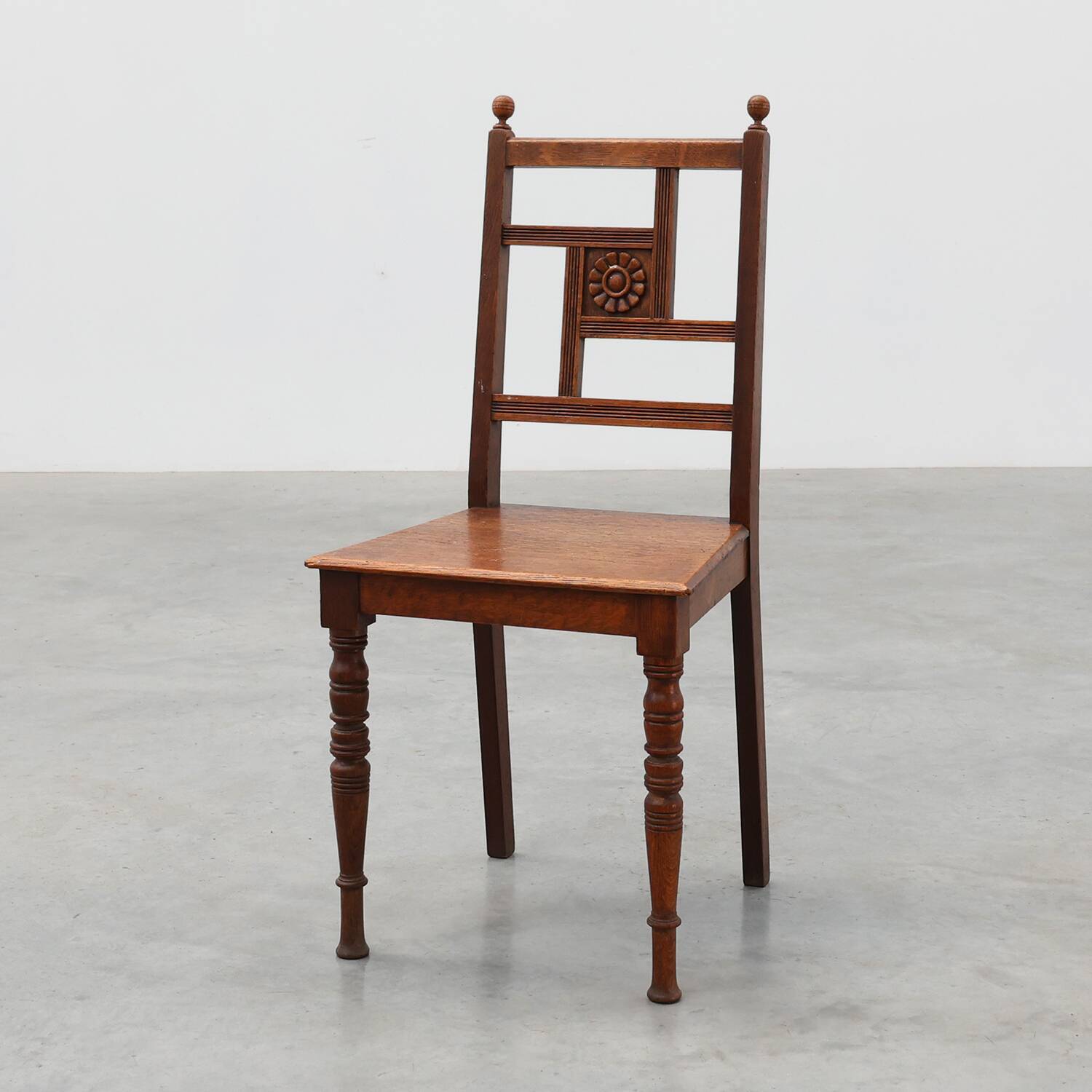 Art Deco oak side chair with carved rosette back and turned front legs, Bel