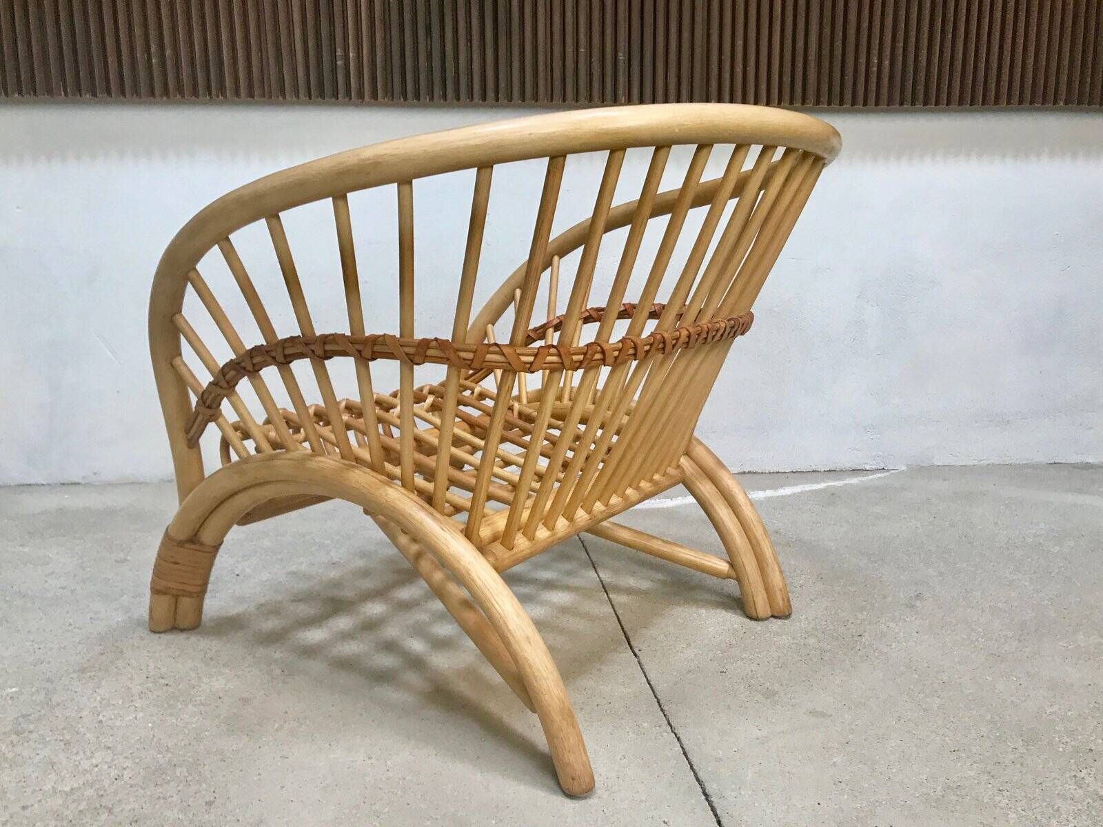 Handcrafted Bamboo lounge chair with leather lacings, Italy 1970s