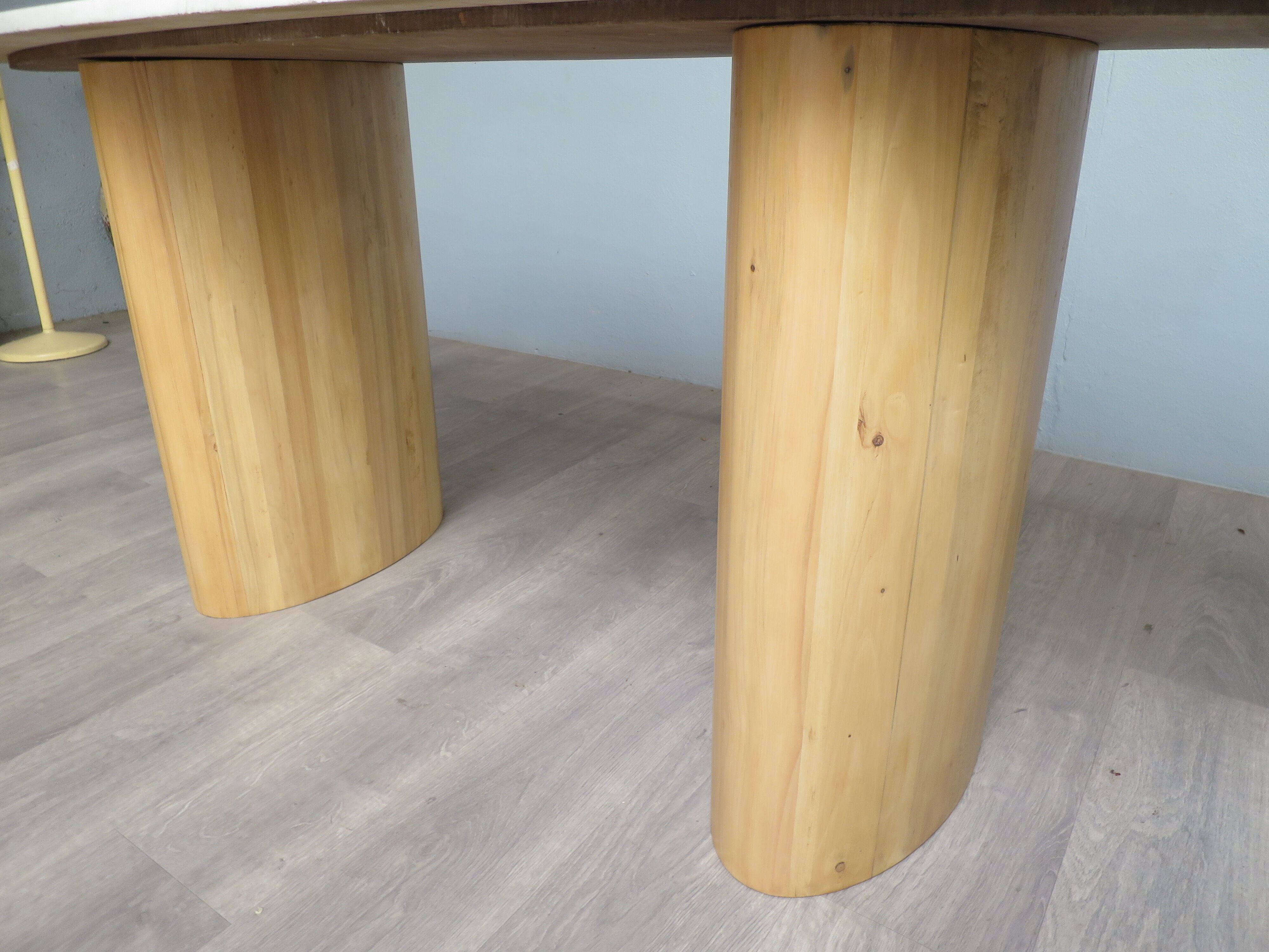 Oval table in Carrara marble and wood