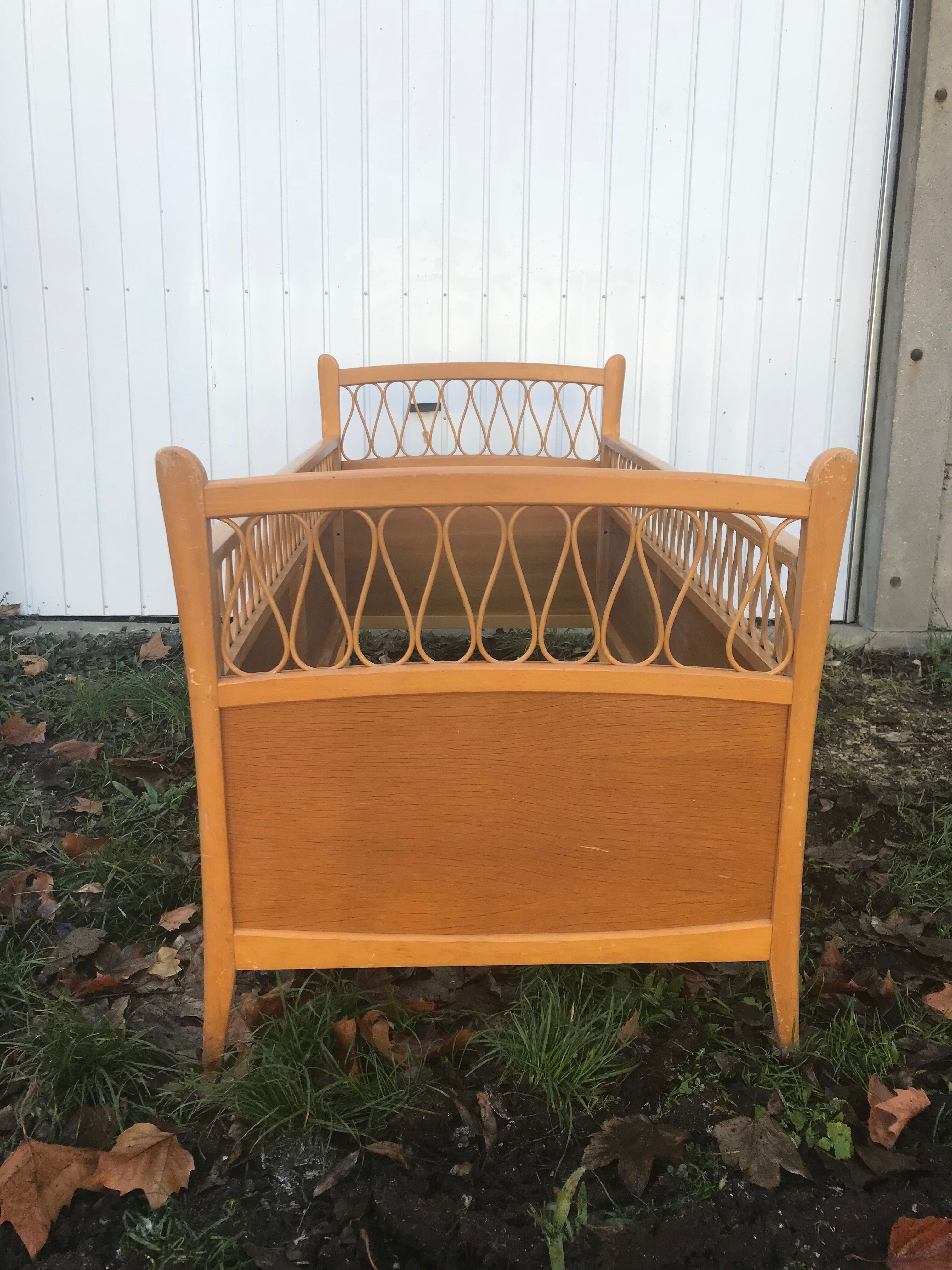 Ancien lit bébé scandinave bois