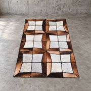 Tapis en patchwork de cuir de vache à lacets / années 1980