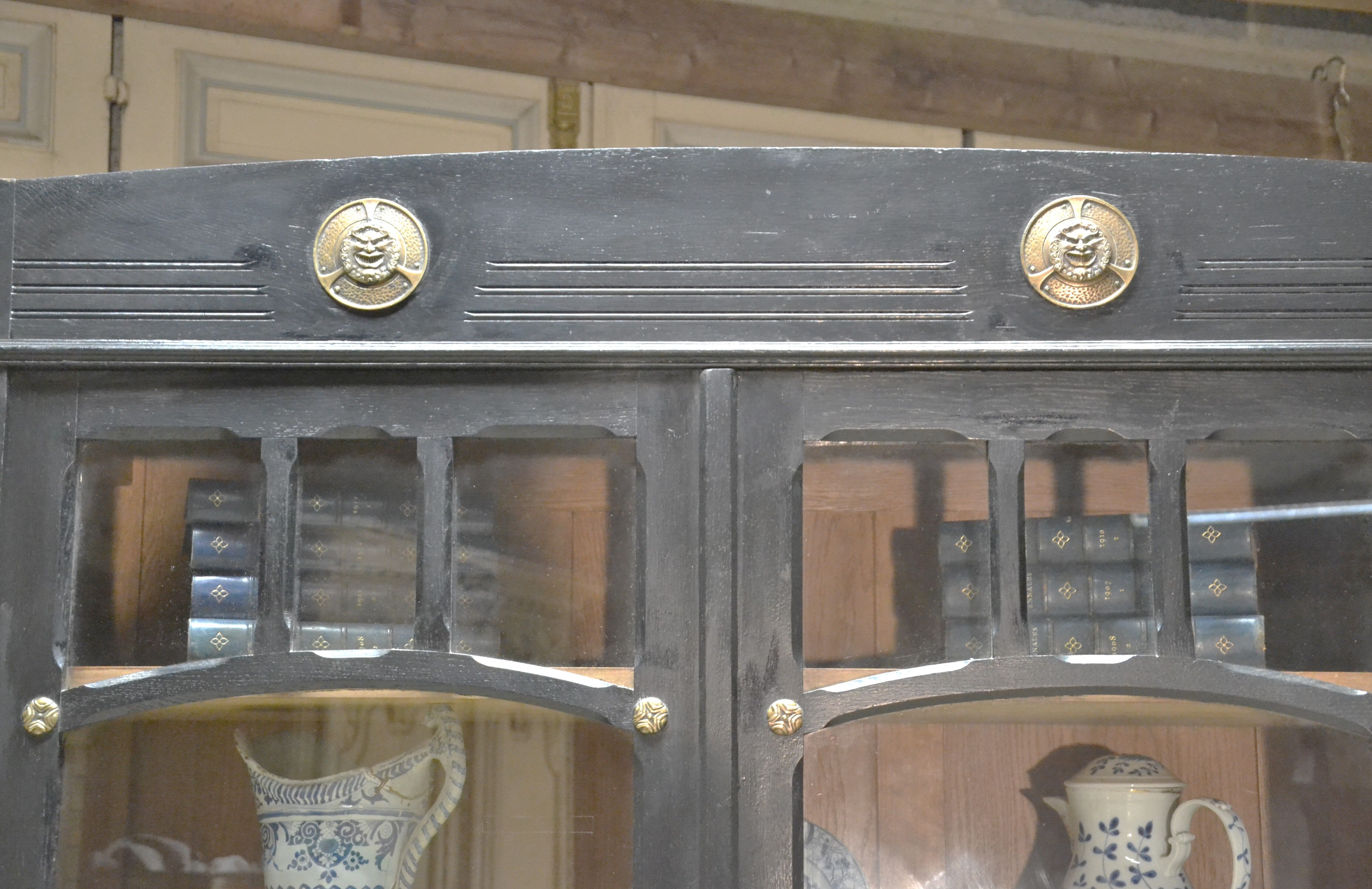 Art deco-style black laqué showcase