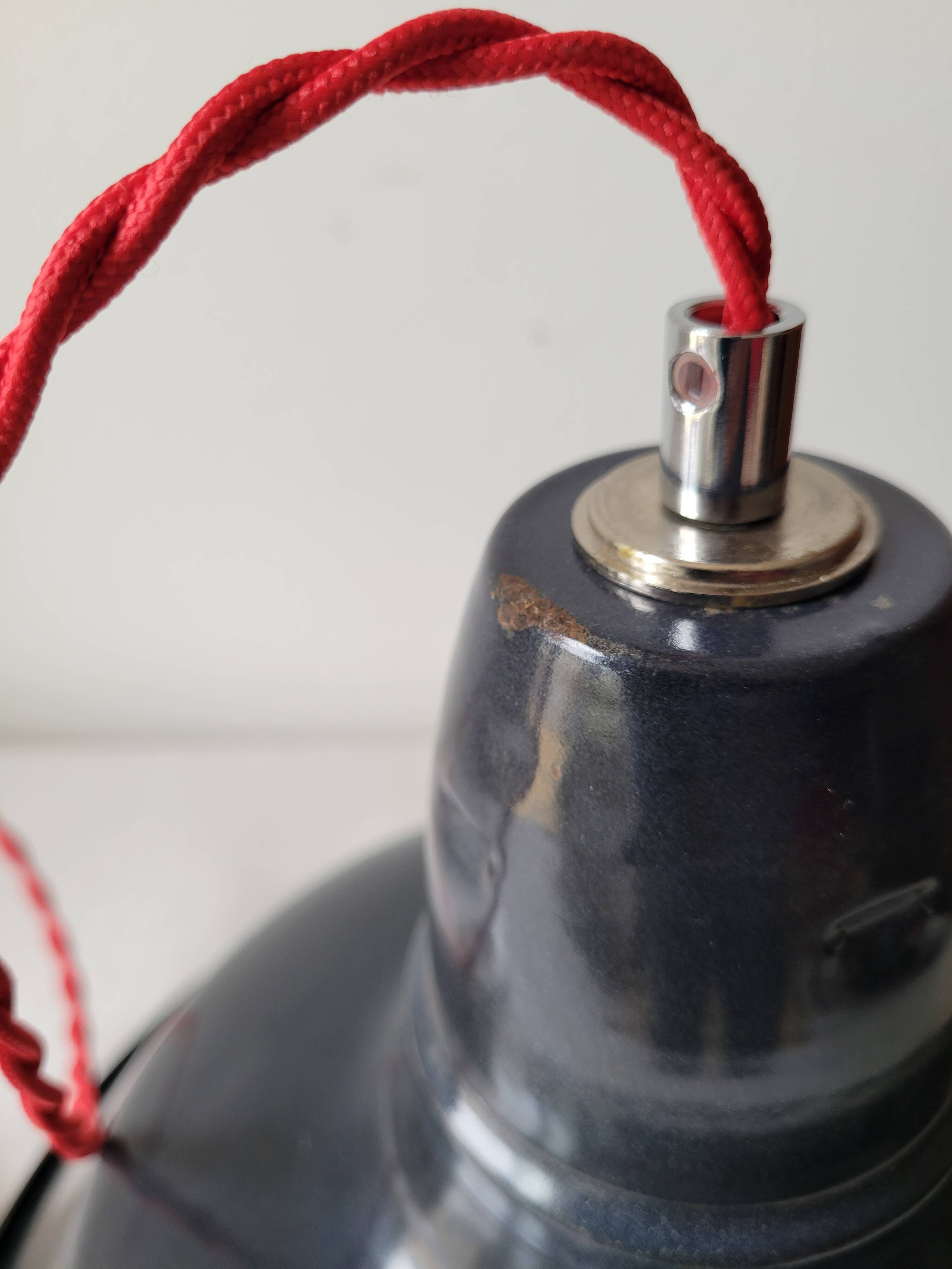 Suspension en tôle émaillée