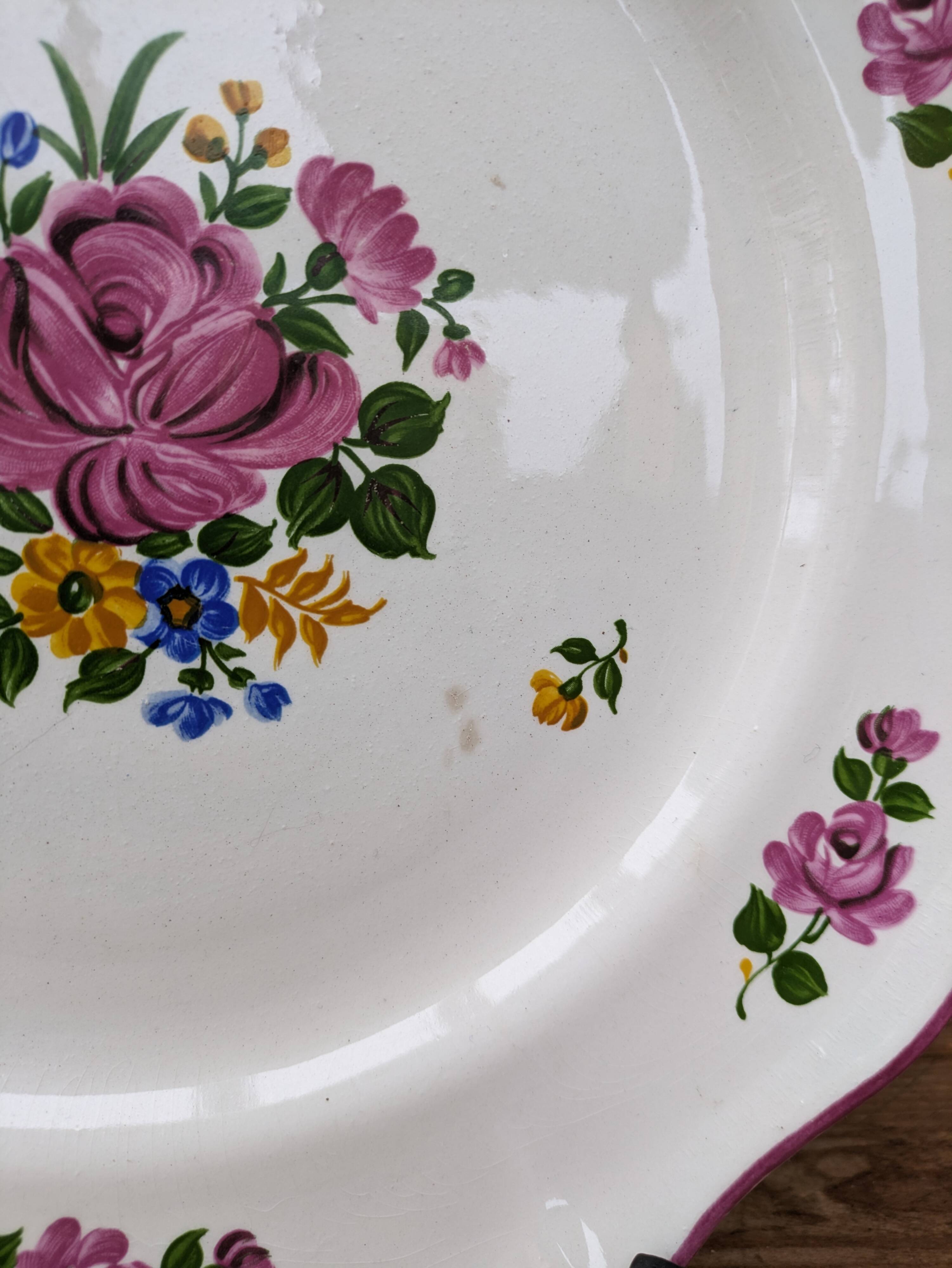 Round dish decorated with a bouquet of flowers Saint Amand Vieux Strasbourg