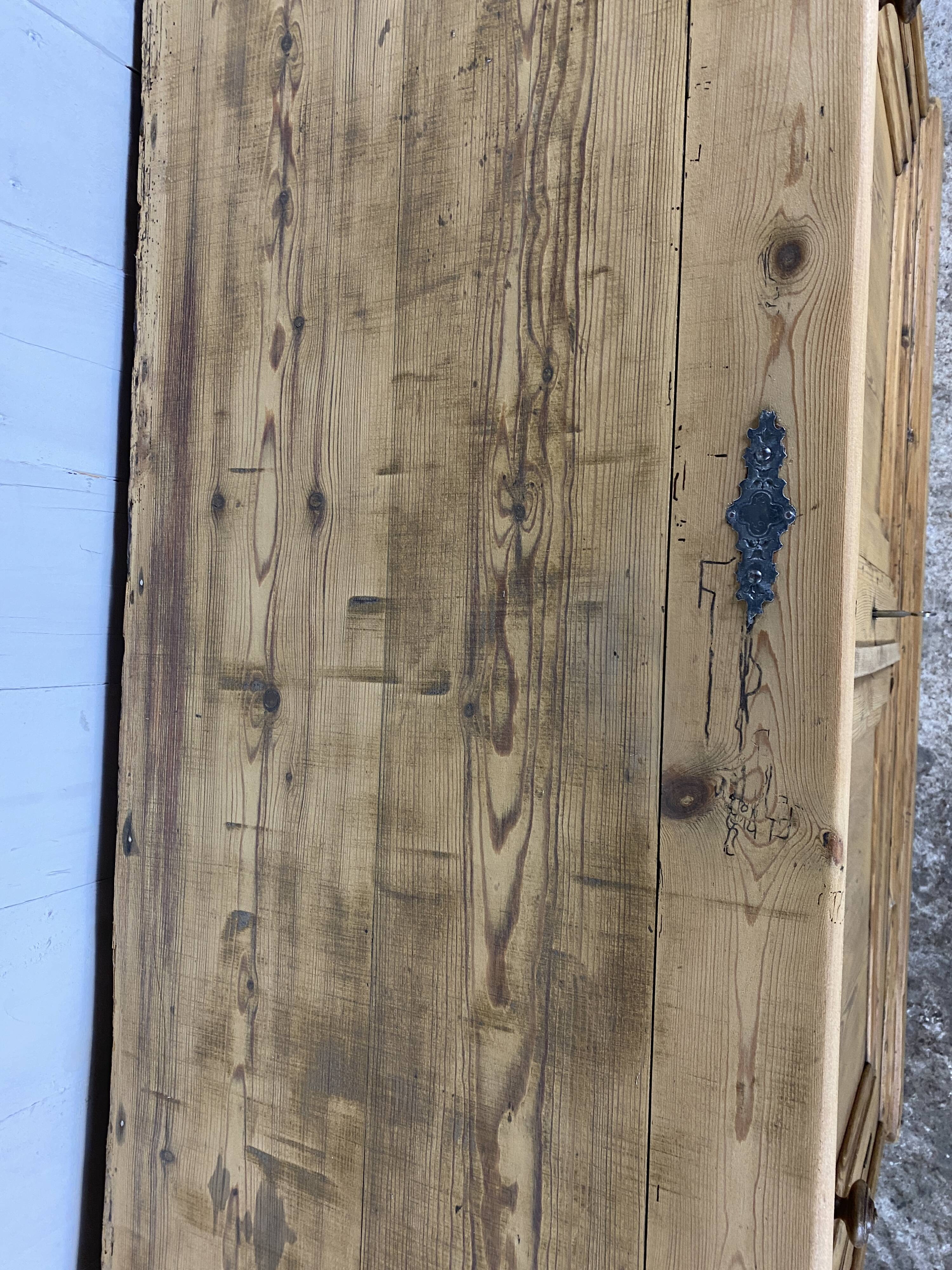 Country buffet in pitchpin