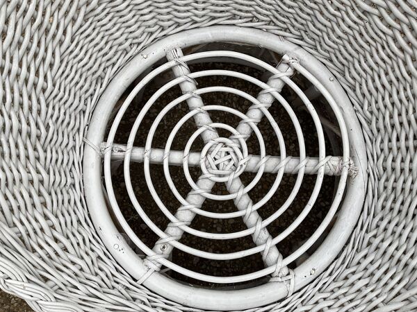 Paire de fauteuils en osier tressé blanc