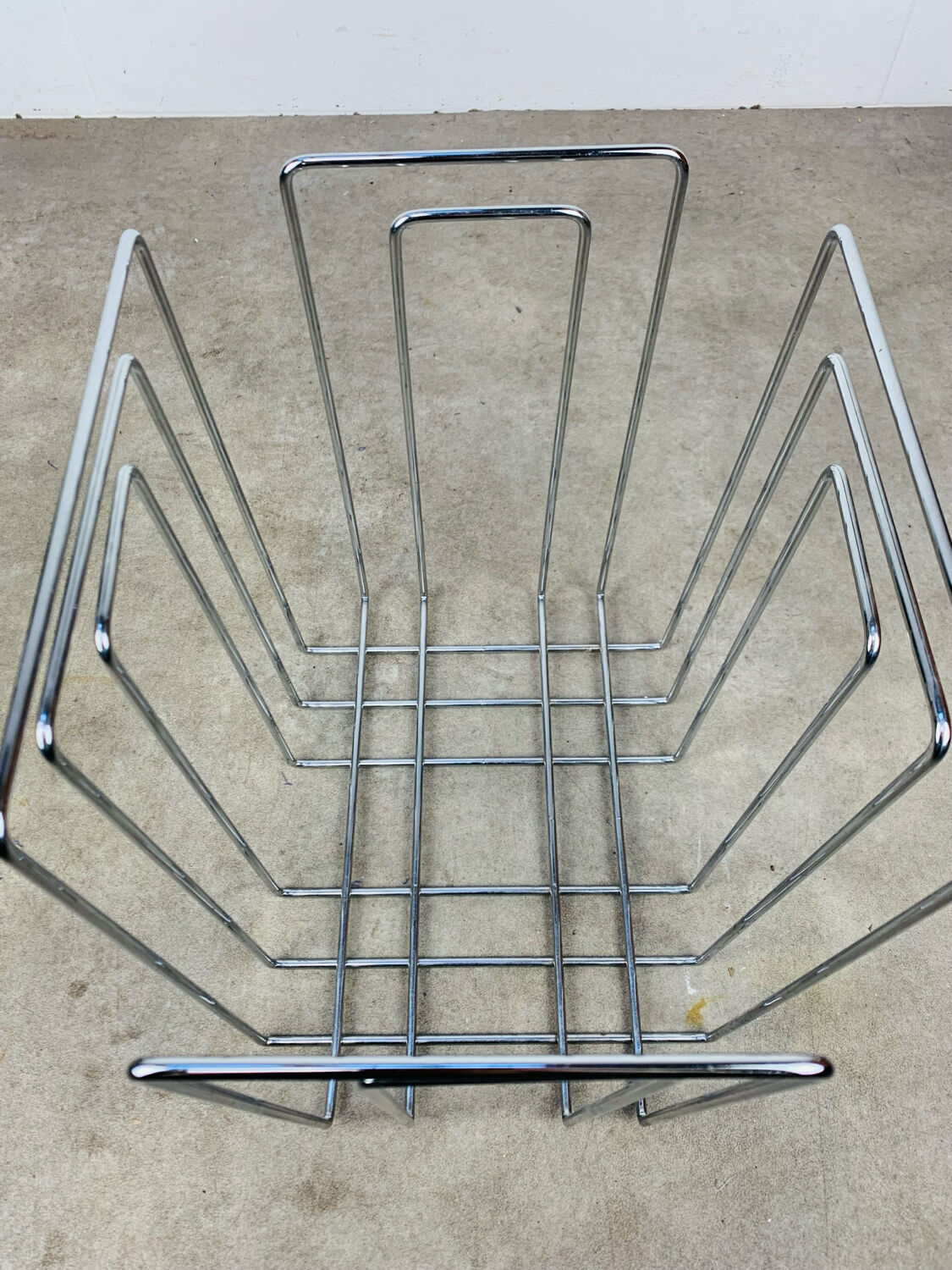 Chrome metal magazine rack by Willy Glaeser for TMP, 1980s.
