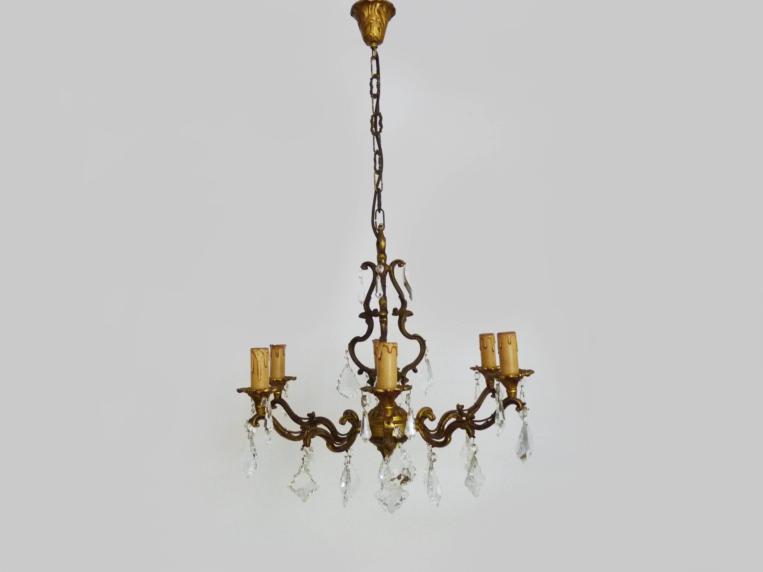 Lustre cage en bronze et pampilles en verre, à 6 feux.