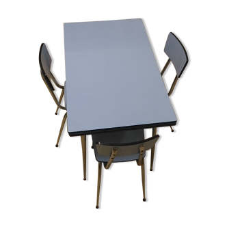 Table en formica bleu et ses 3 chaises