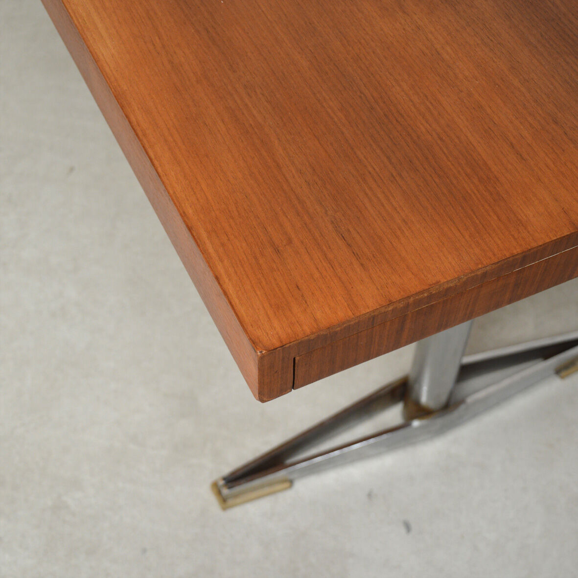 Extensible low table with metal feet 1960s
