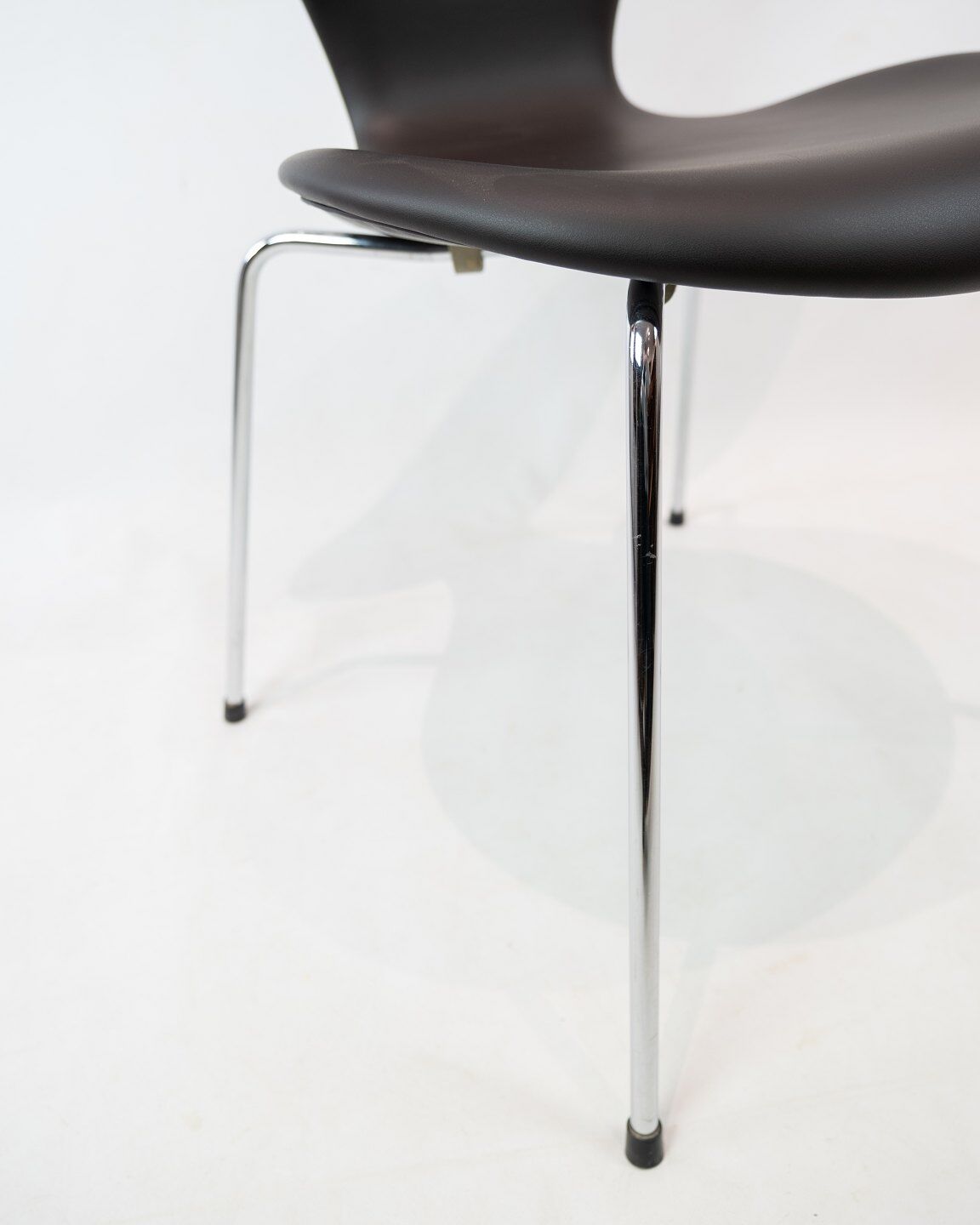 Seven chair, model 3107, designed by arne jacobsen and manufactured by fritz hansen.