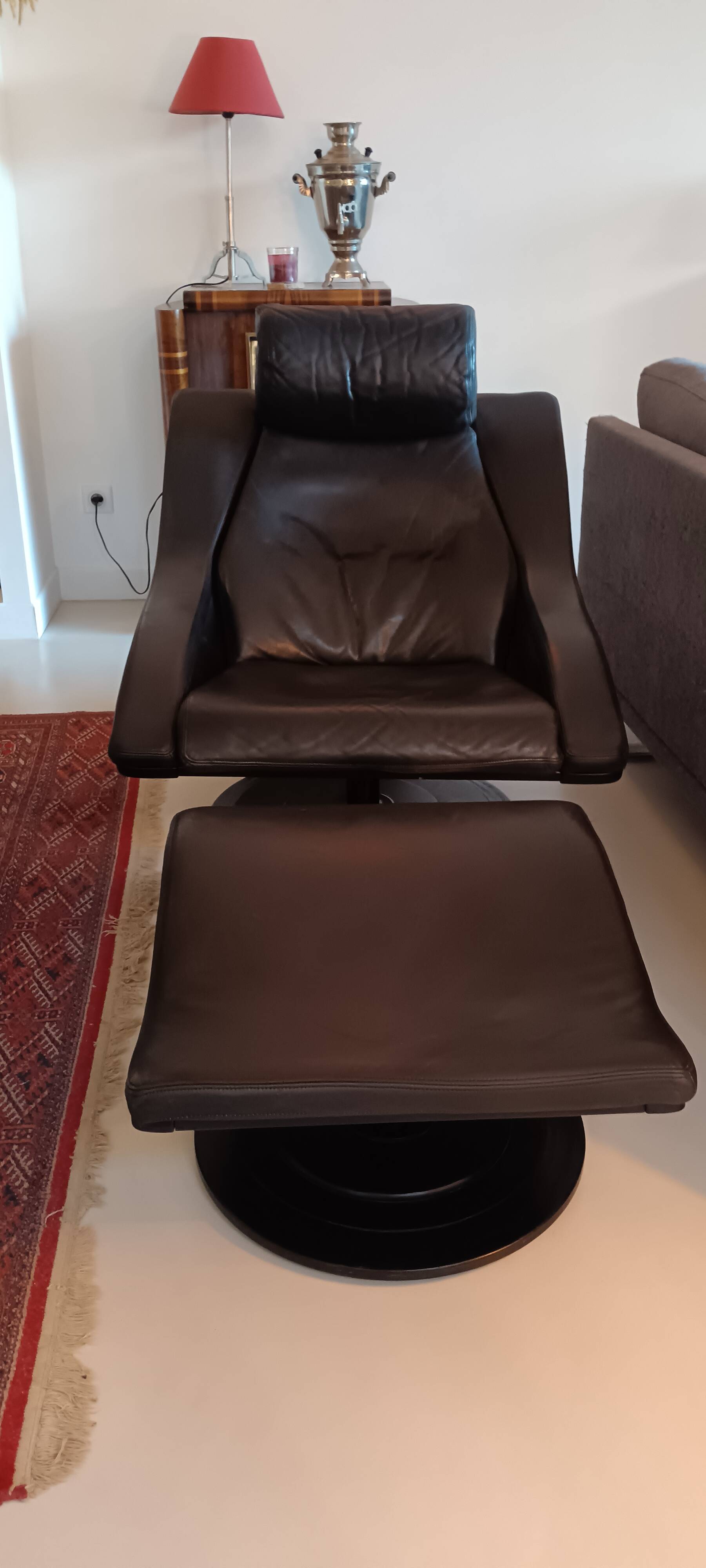 Nelo designer armchair + ottoman