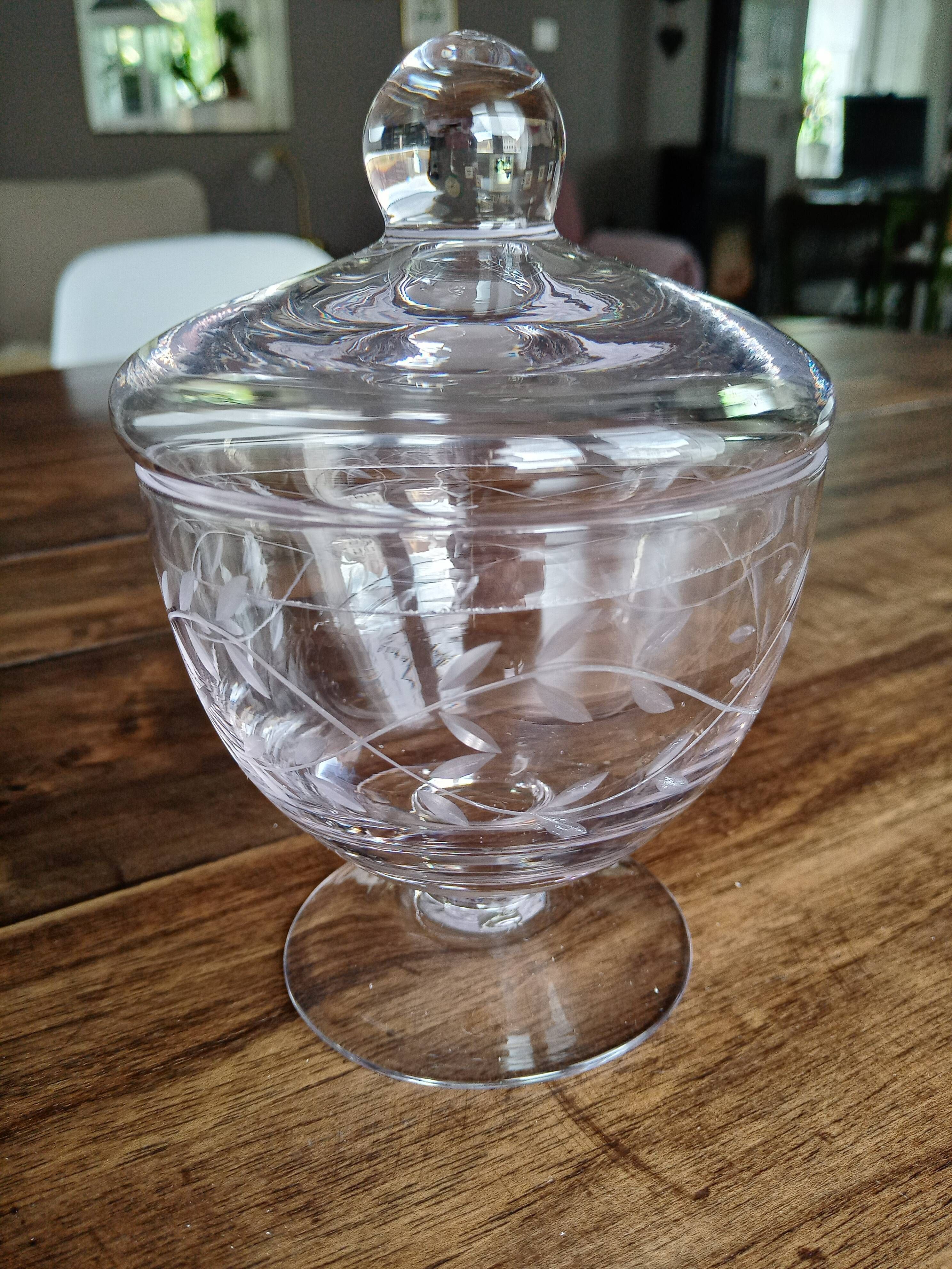 Vintage jewelry box in glass chiseled with leafy foliage on peder with lid