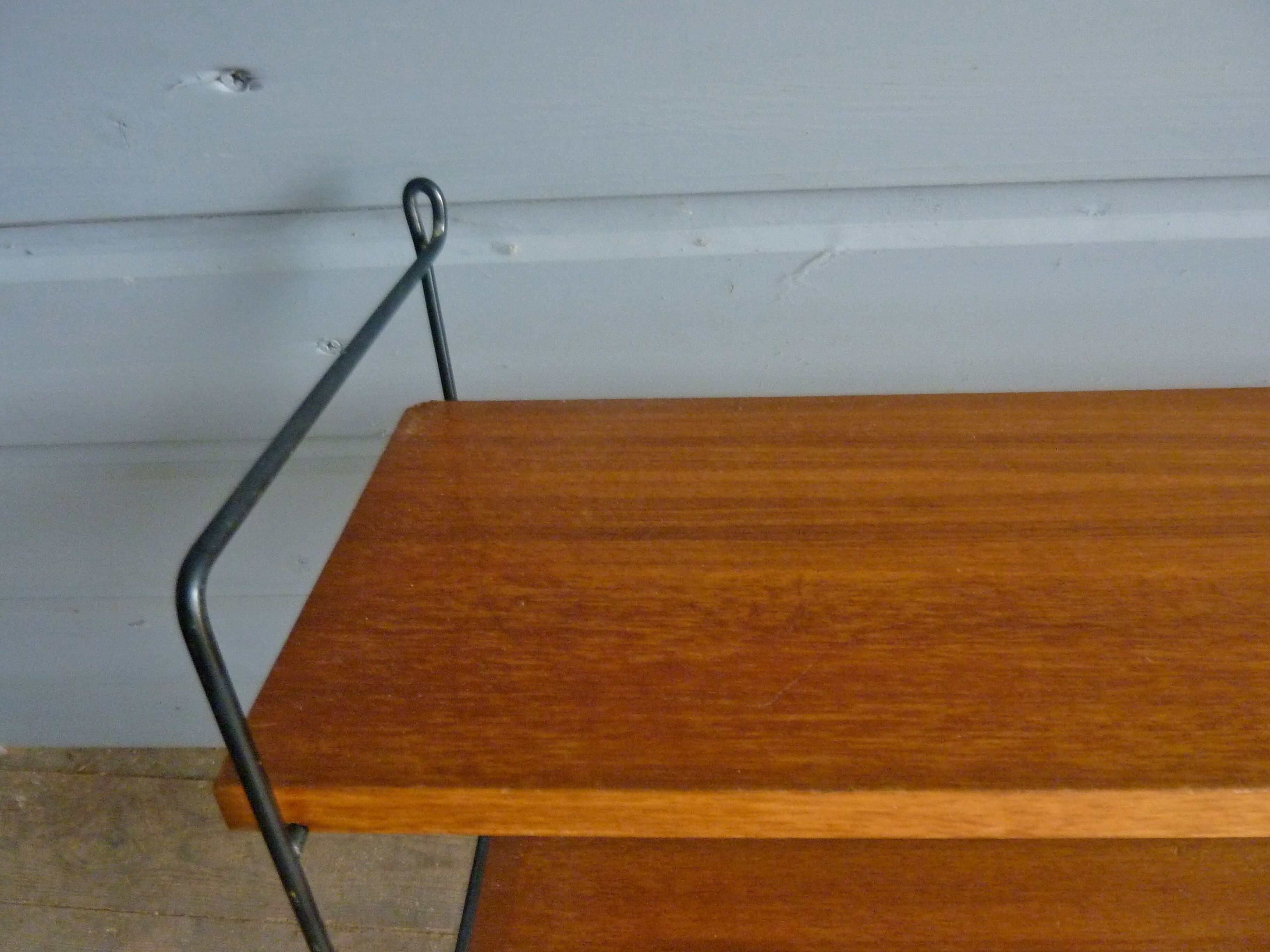 Wall shelve in black metal and the 1960s teak