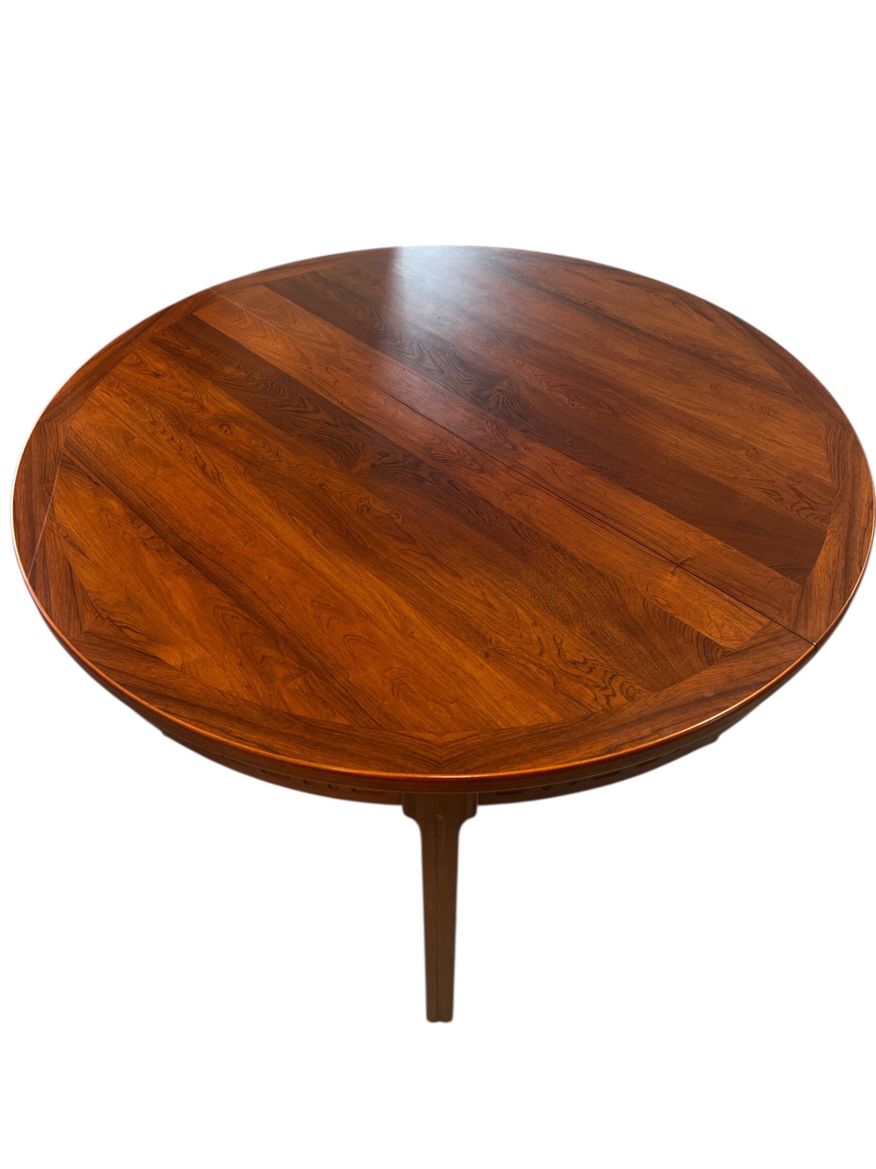 Round dining table in rosewood.