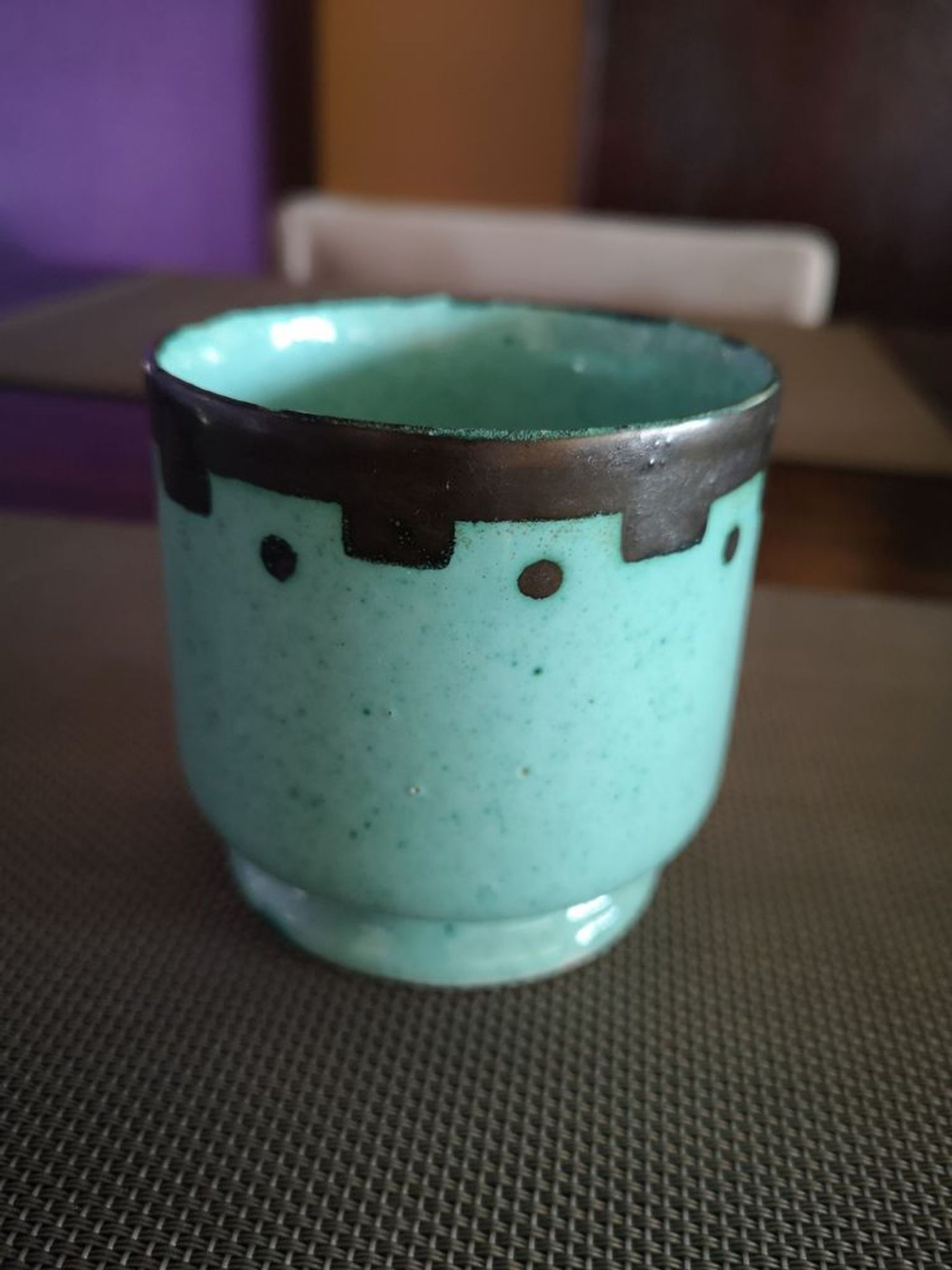Cache pot émaillé céladon et noir - années 1960
