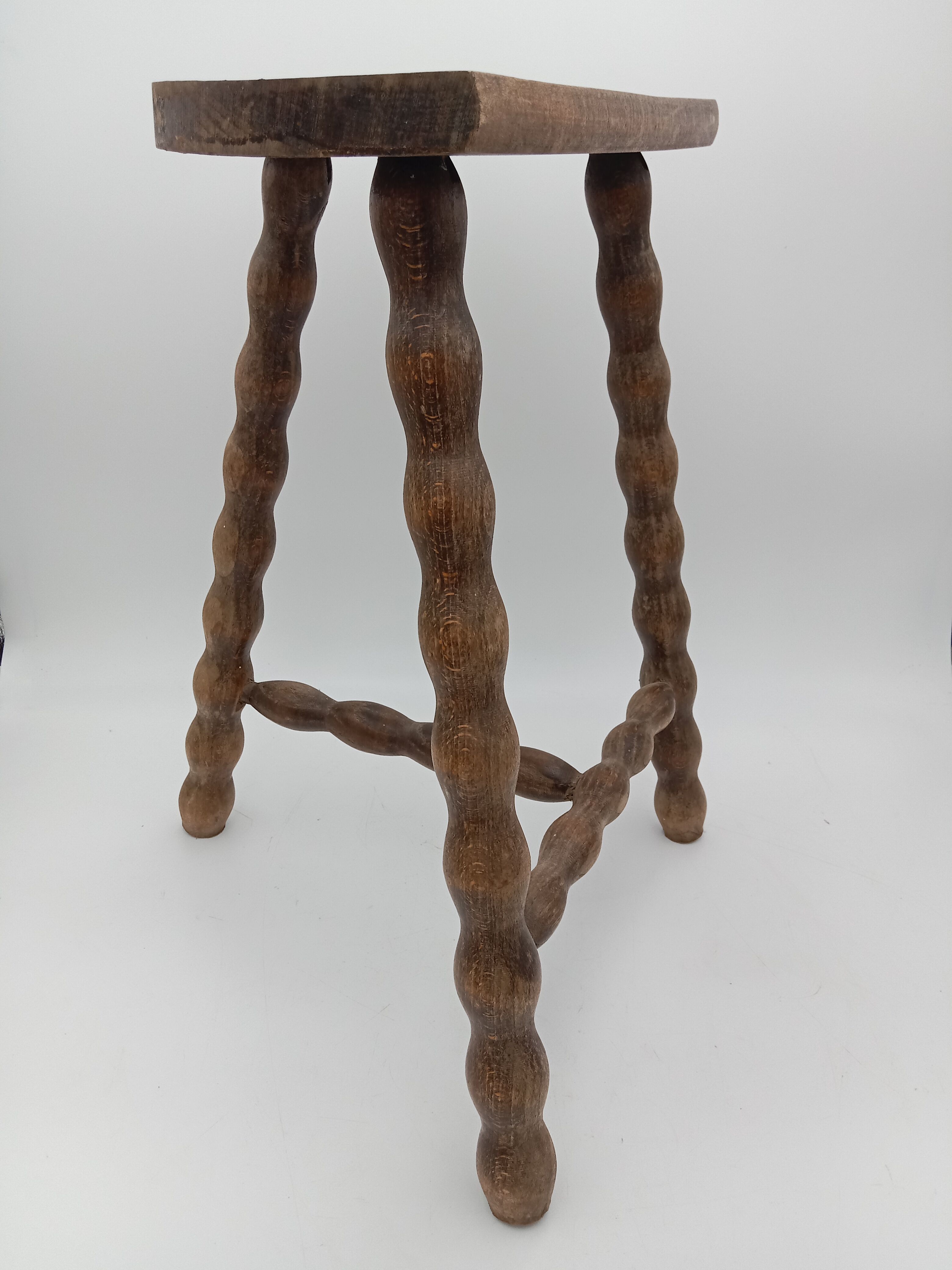 Tabouret tripode bois pieds perlés