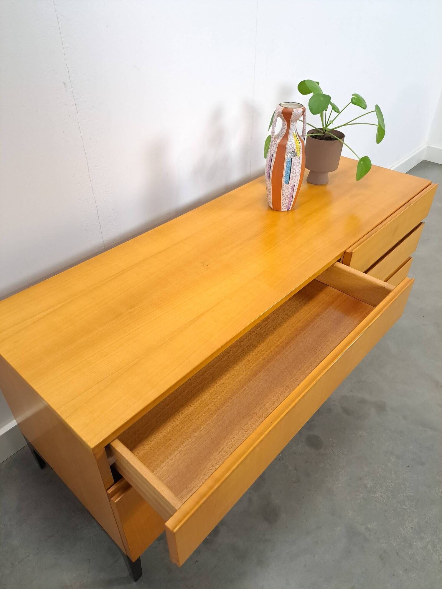 Fineer tv meubel dressoir met lades en zwart stalen poten