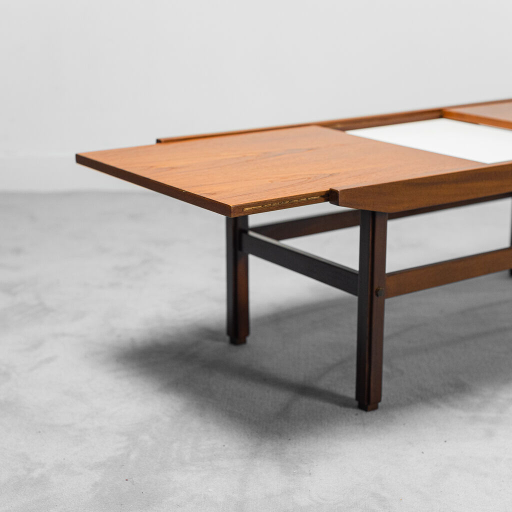 Extendable coffee table in teak