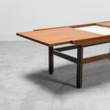 Extendable coffee table in teak