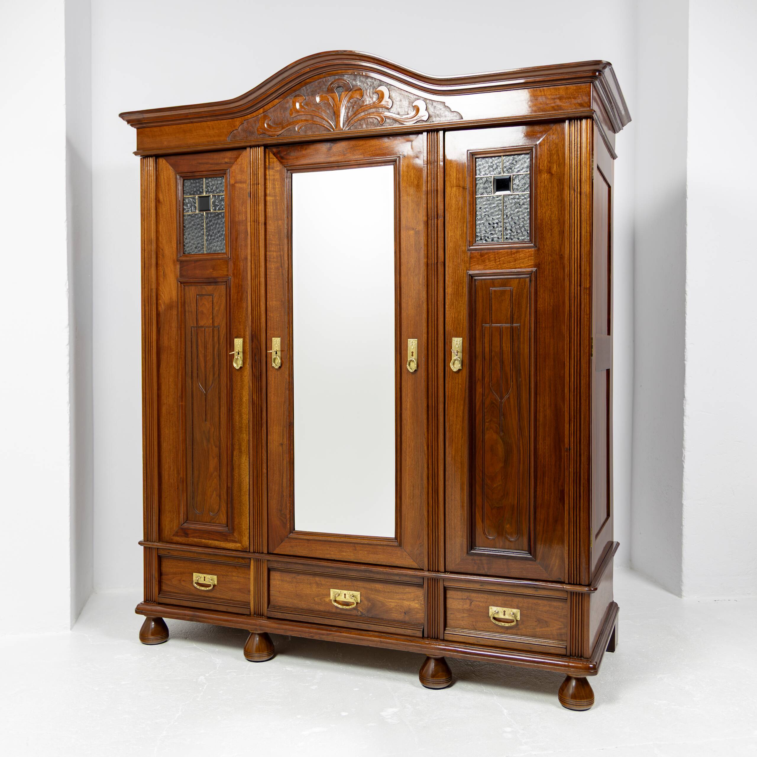 Art Nouveau wardrobe in walnut and pine - 1900-1915
