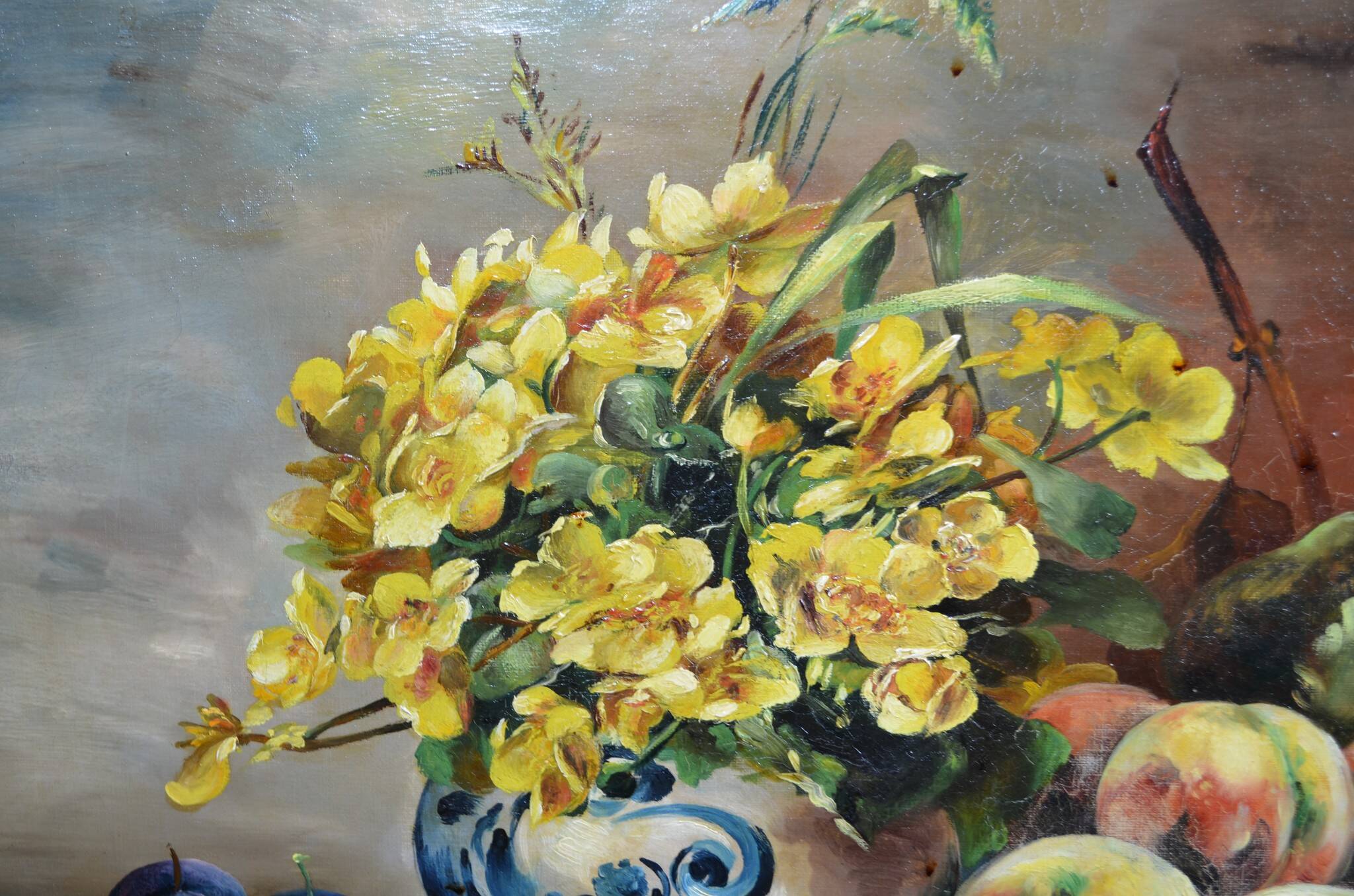 Jhane JONCHERY (XIXe~XXe siecle)  "Nature mortes aux ﬂeurs et aux fruits : pêches, raisins, prunes"