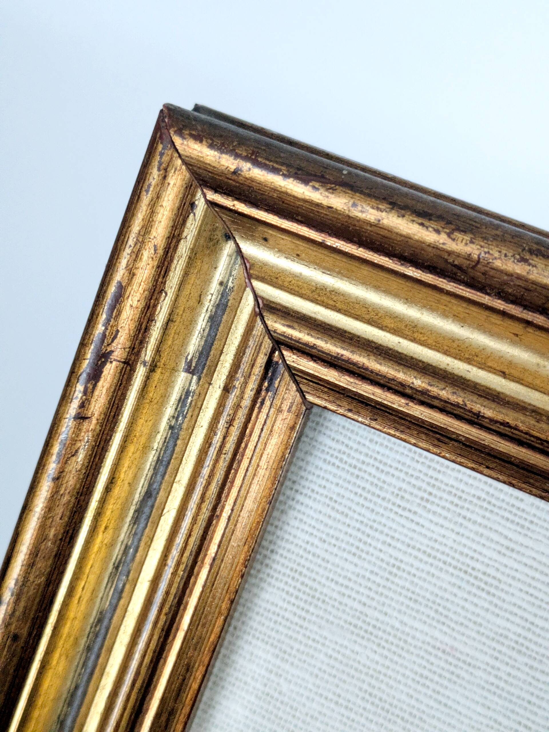 Vintage floral print with oval mat and gold wooden frame.