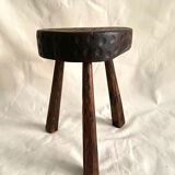 Tabouret tipode brutaliste en bois sculpté