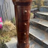 Cylindrical column with 4 drawers, in solid wood.