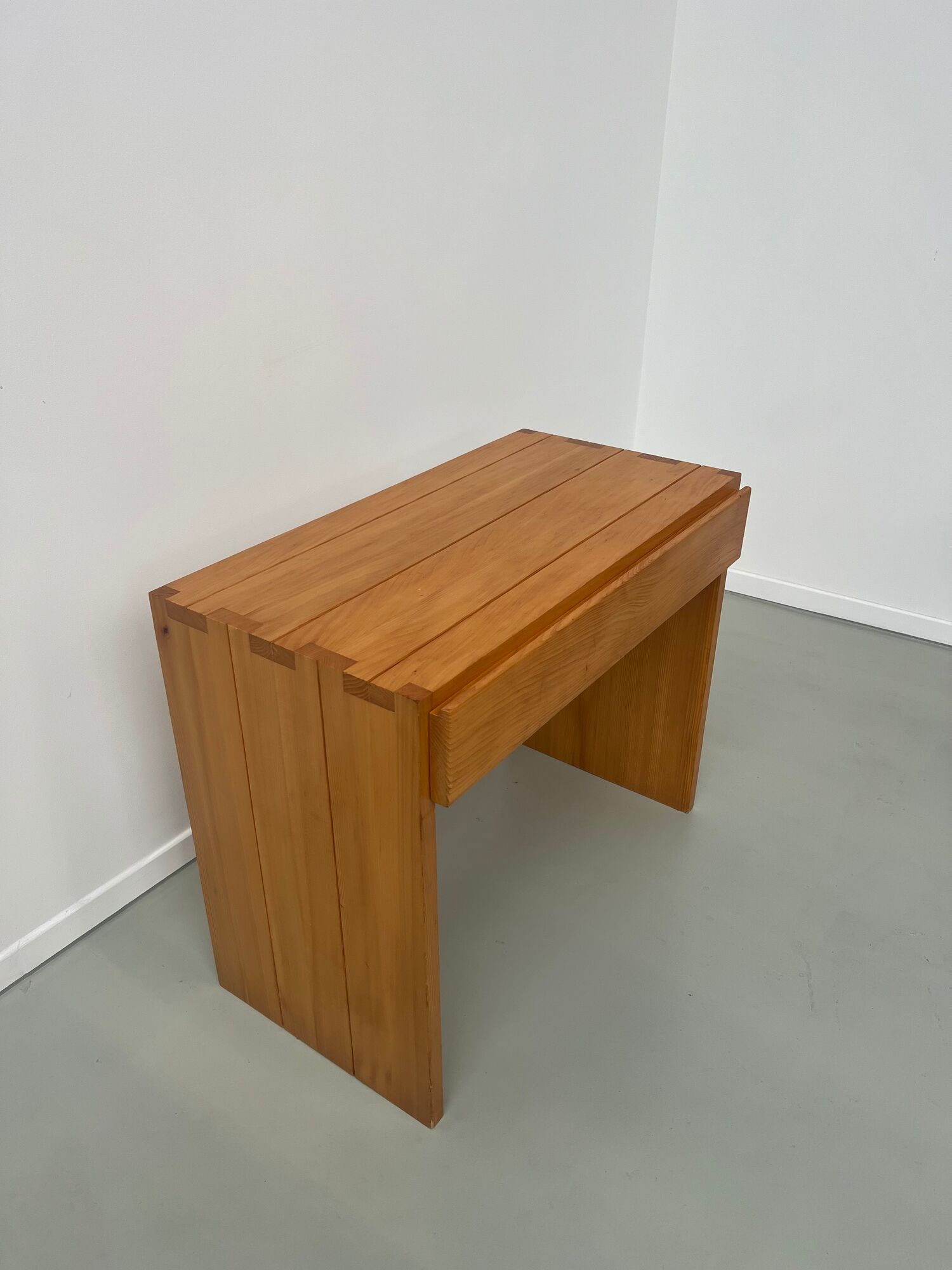 Bureau de Roland Haeusler pour Maison Regain, en pin Circa 1970