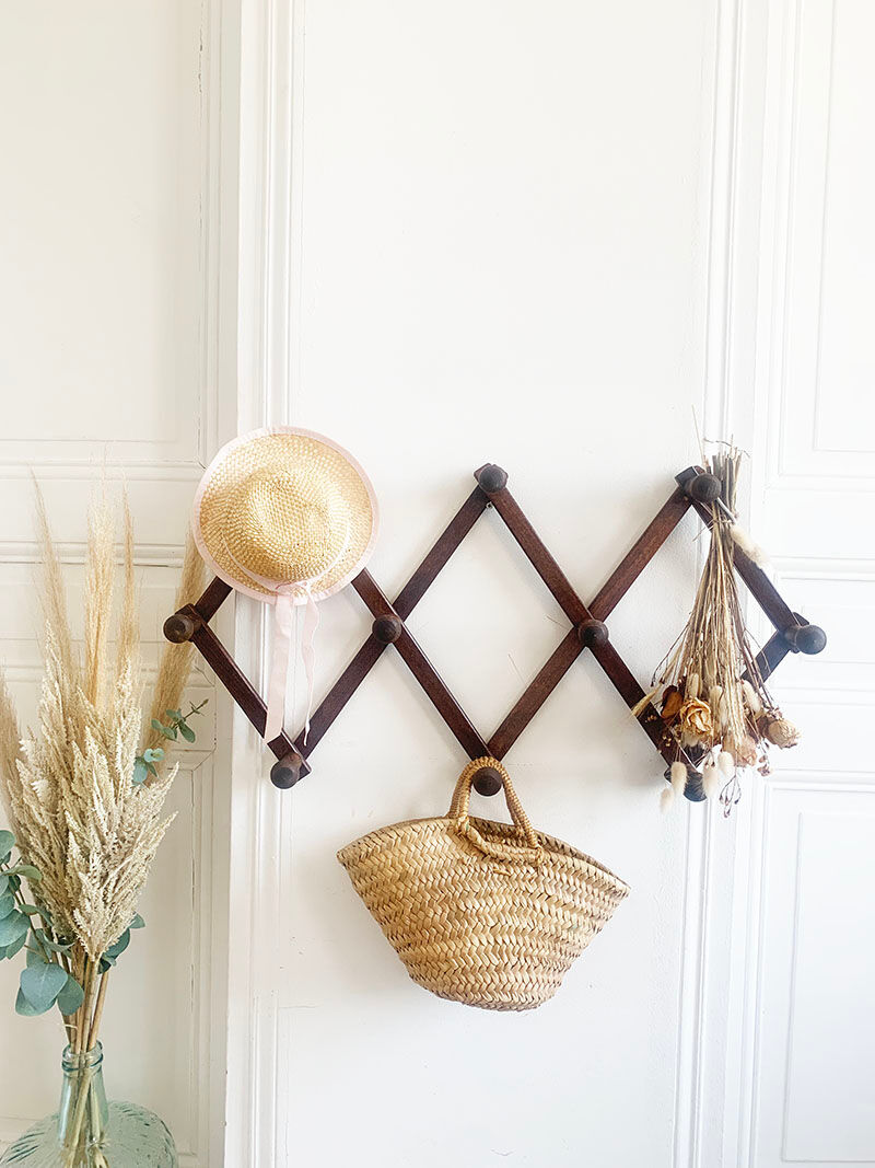 Extendable coat rack