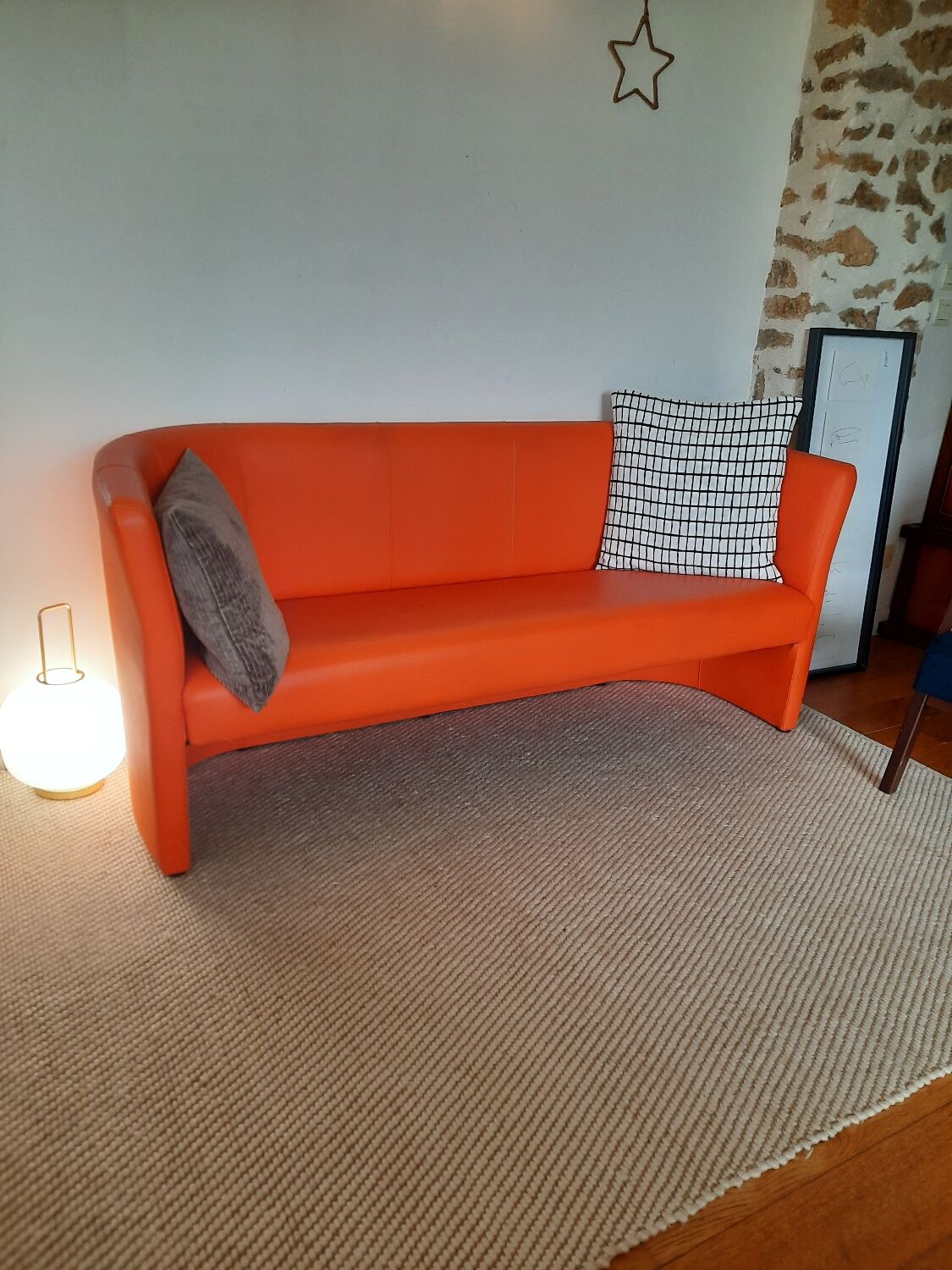 Curved vintage orange canapé with a pop spirit, seventies design piece.