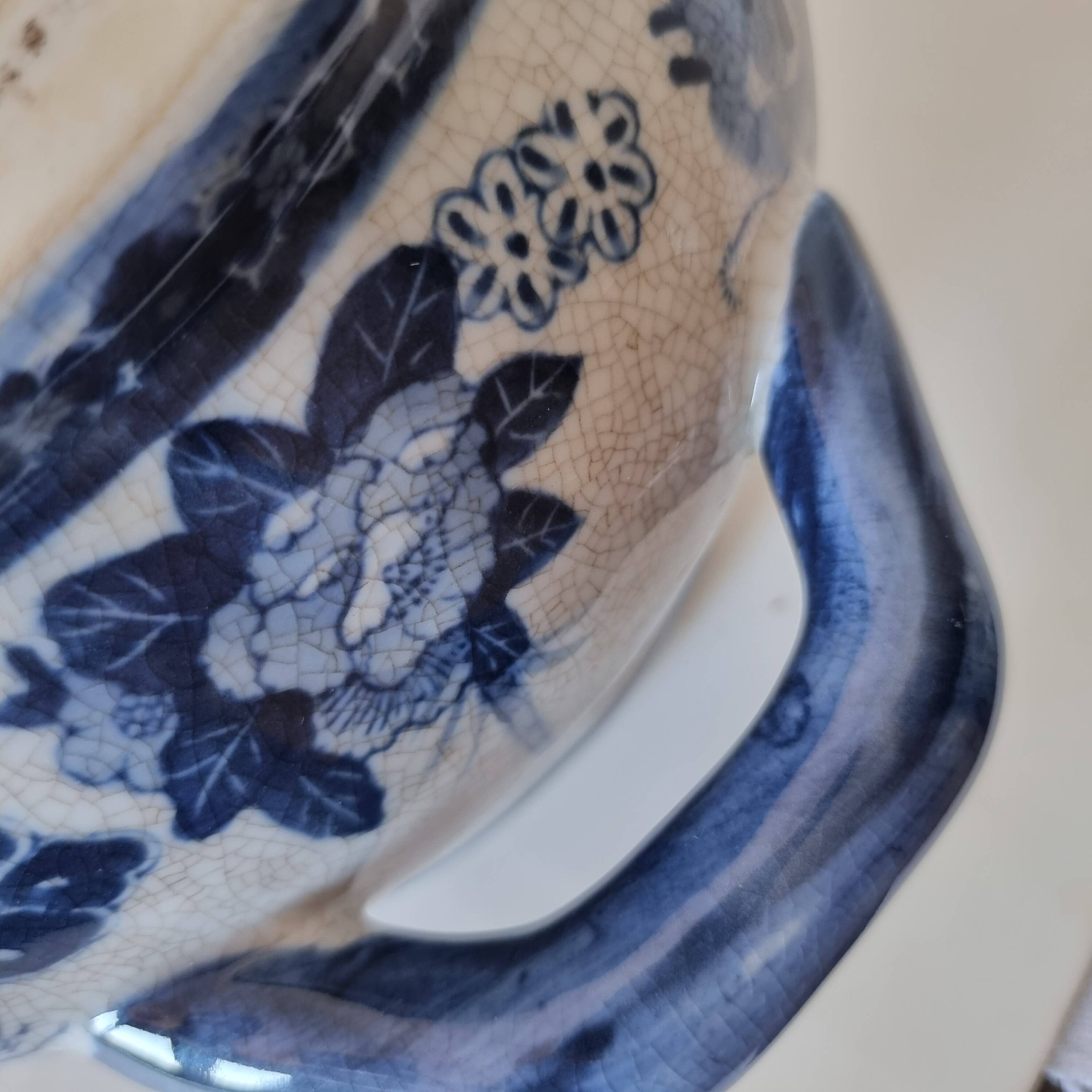 Beautiful Chinese glazed porcelain cachepot or pot, an authentic piece