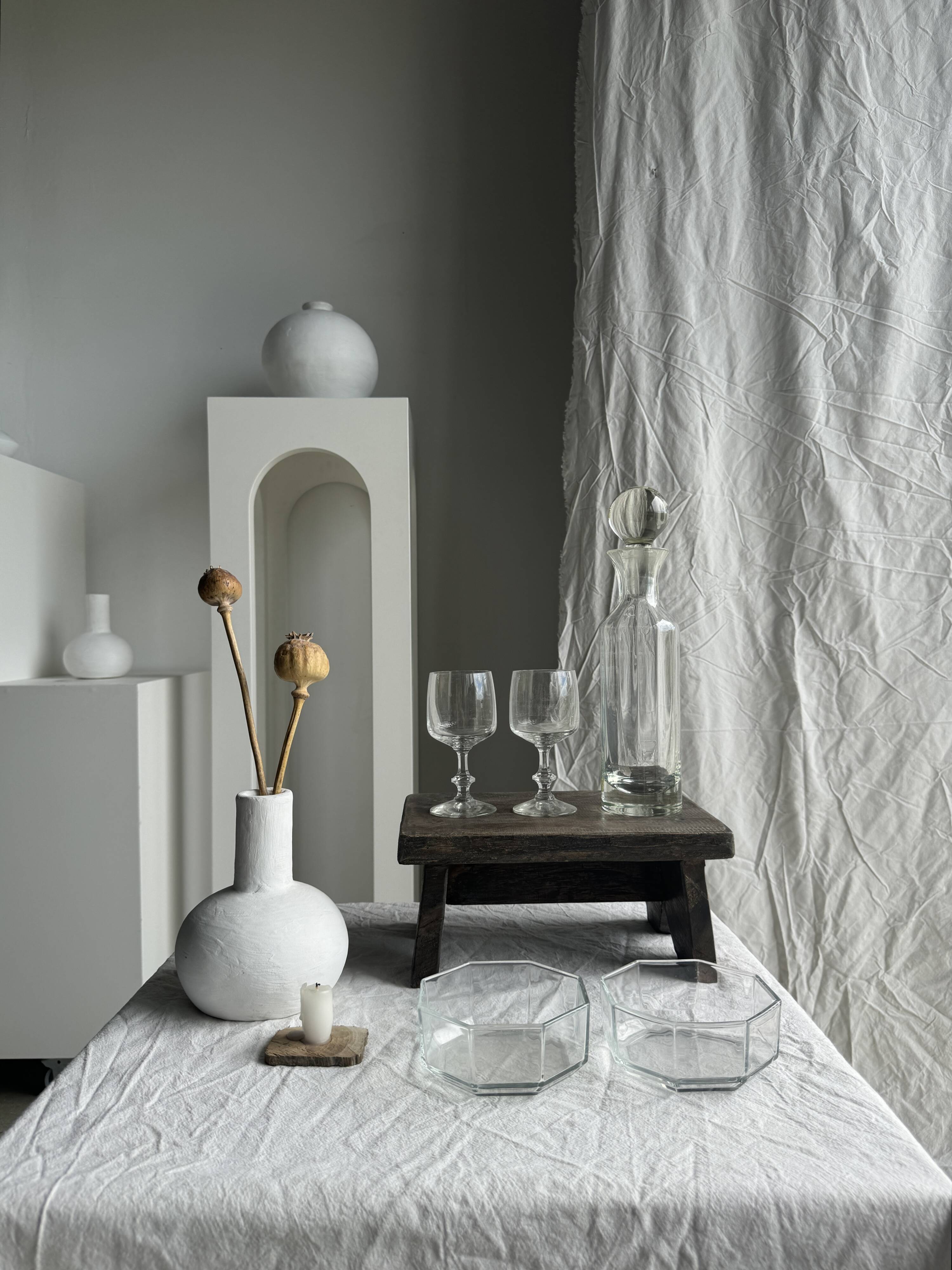 Small ribbed glass carafe, large round cap